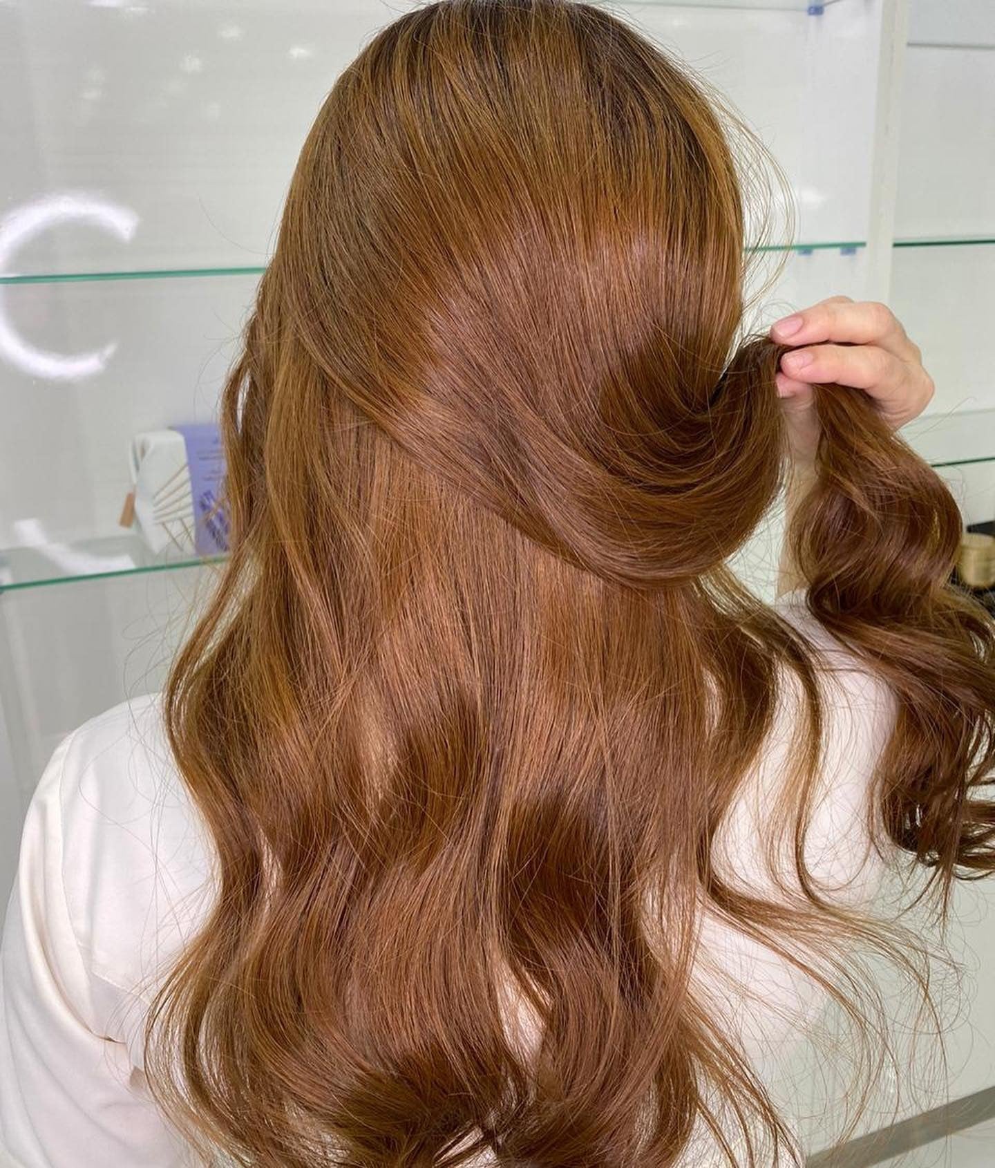 4. Warmer Auburn Honigwellen (honigbraune Haarfarbe)