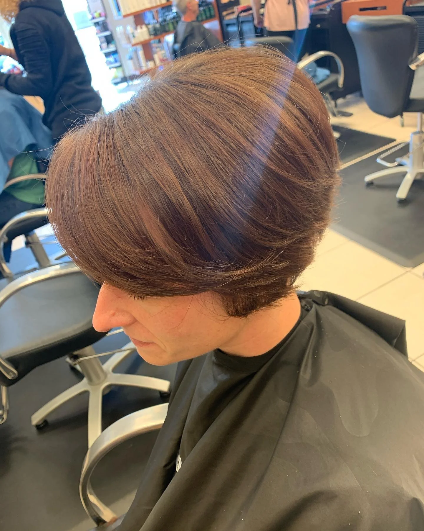 4. Warmer, brünettes, abgerundetes gestapeltes Bob-Haar (gestapeltes Bob-Haar)