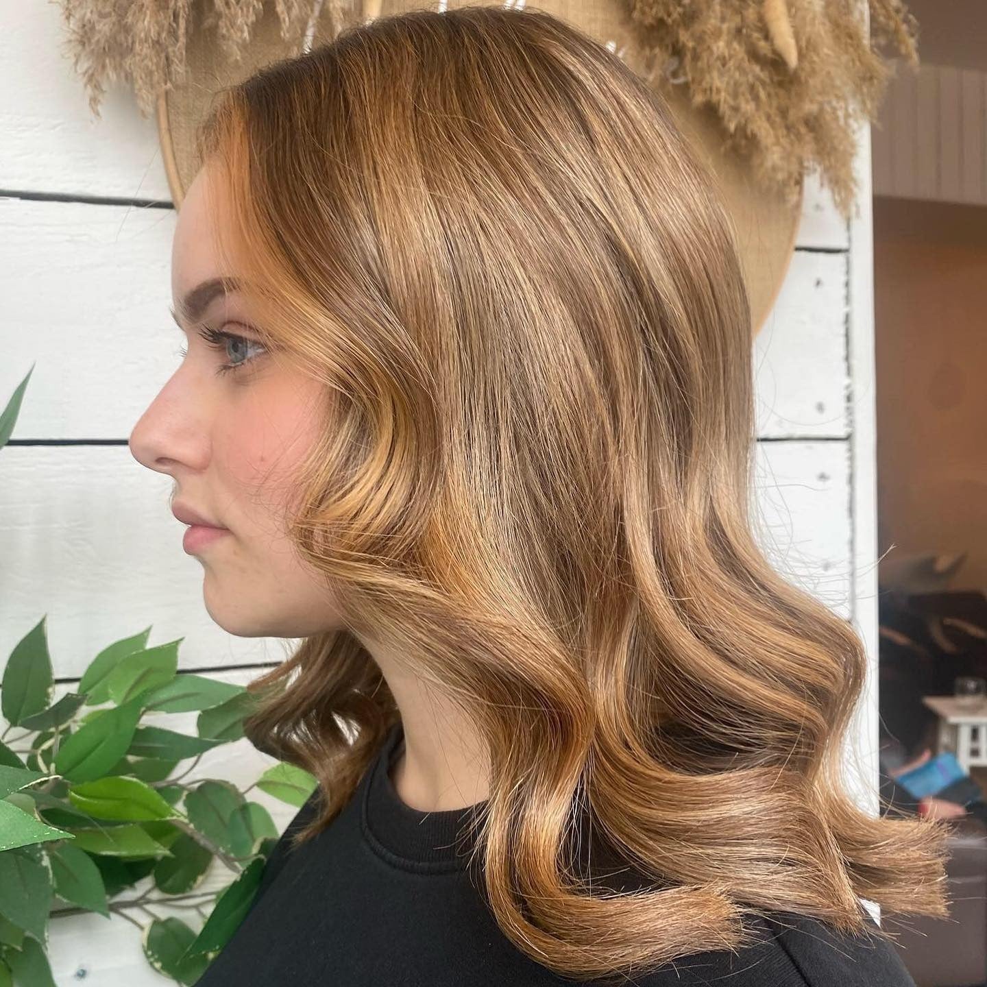 4. Warmes Honigbraun mit strukturierten weichen Wellen (Honighaarfarbe)