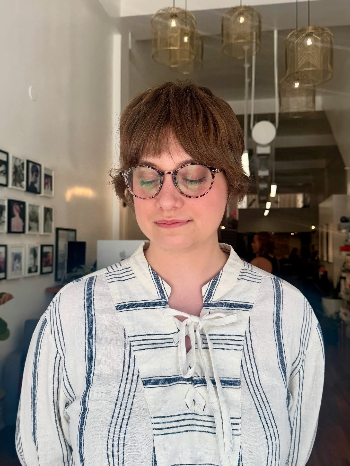 4. Warmer Sand-Pixie mit weichen Stufen und Fransen (geschichtete Pixie-Frisuren)