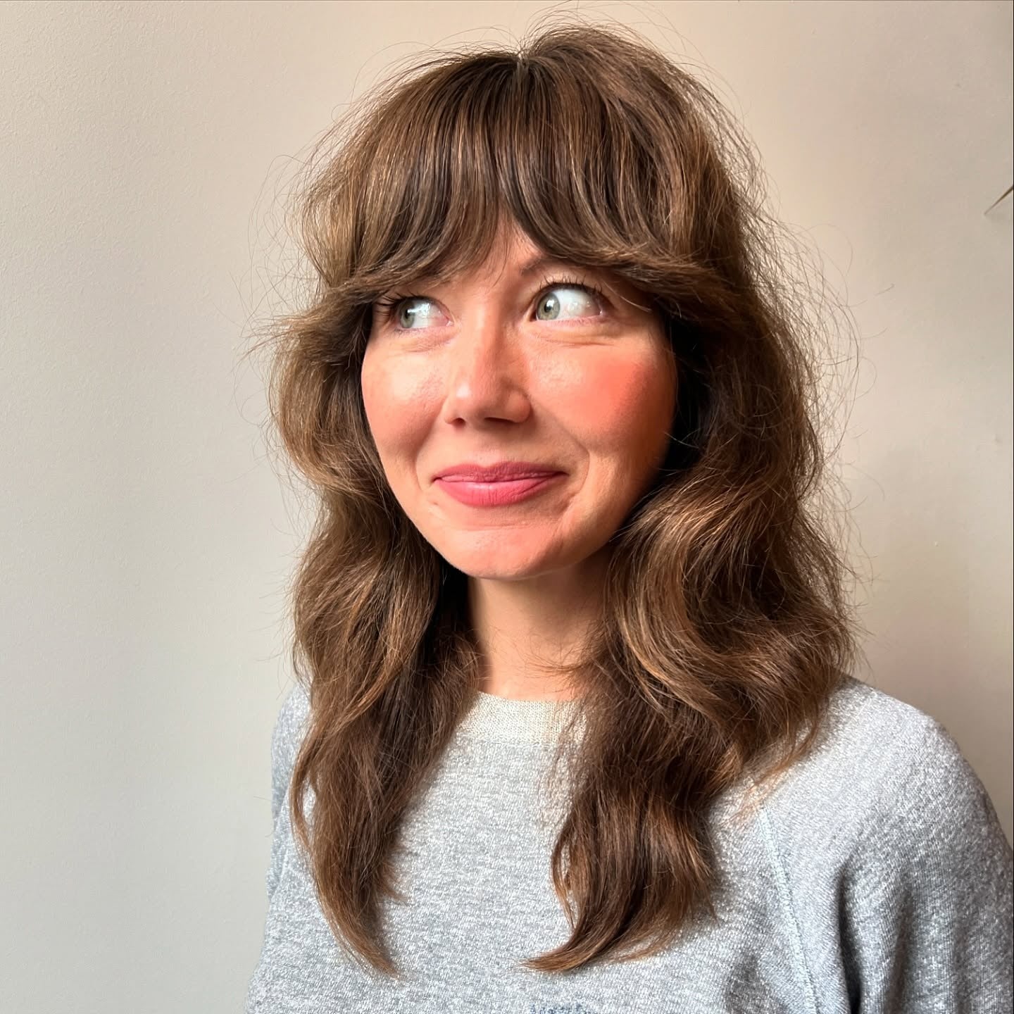 4. Wellige Brünette mit weichem Vorhangrand (Fringe Frisuren)