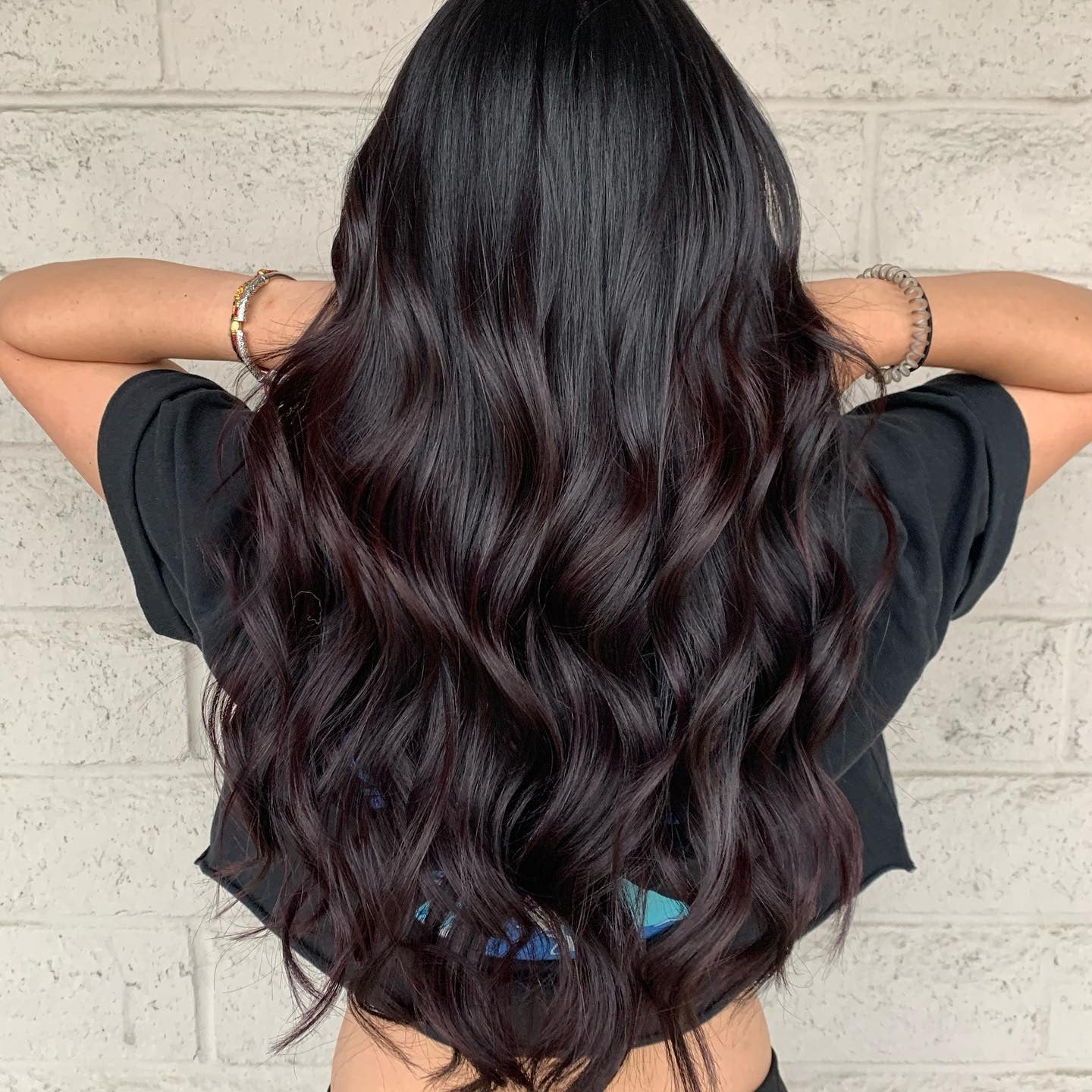 4. Wellige tiefe Burgund mit natürlicher schwarzer Basis (dunkle Burgunderhaarfarbe)