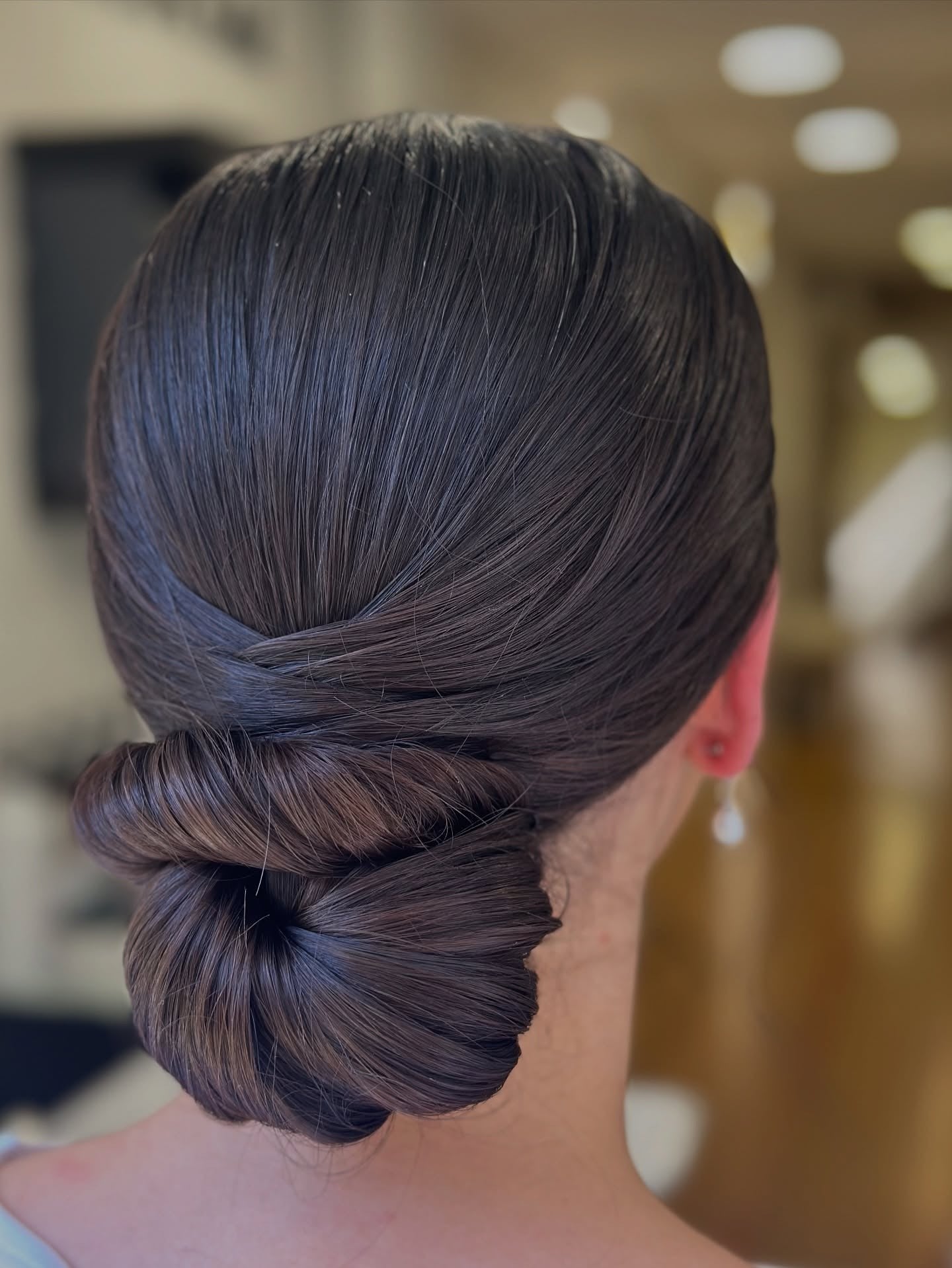 4. Wickelt mit niedrigem Brötchen in weichem Espresso (Brötchenfrisuren) eingewickelt.