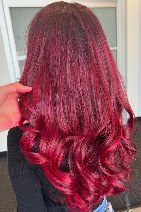 Strahlend Kirschrot langen Hüpfwellen, rote Haarfarbe, roter Haarschatten, roter Haarfarbe