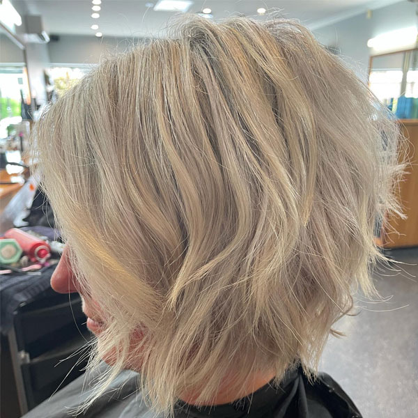 Trendy strukturierter Bob für Frauen über 50, moderne Frisuren für Frauen über 50, weicher Shag -Haarschnitt für Frauen über 50