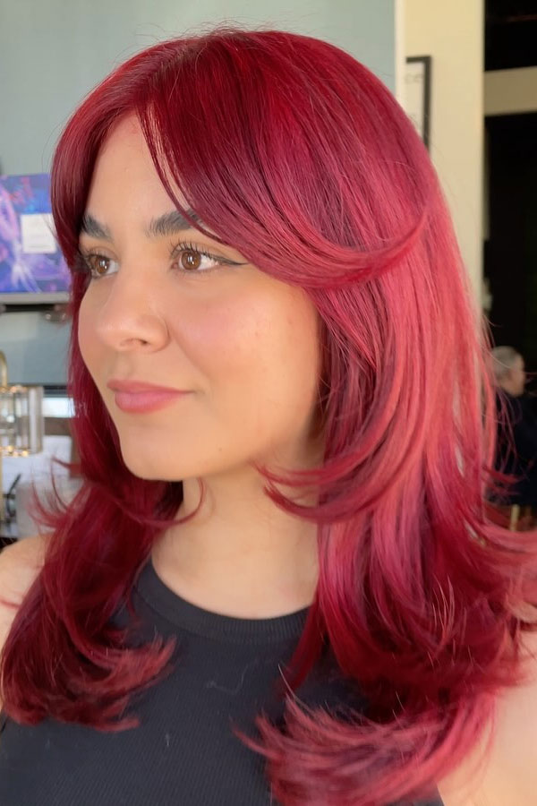 Weiche purpurrote Schichten mit Vorhang Pony, rote Haarfarbe, roter Haarschatten, roter Haarfarbe