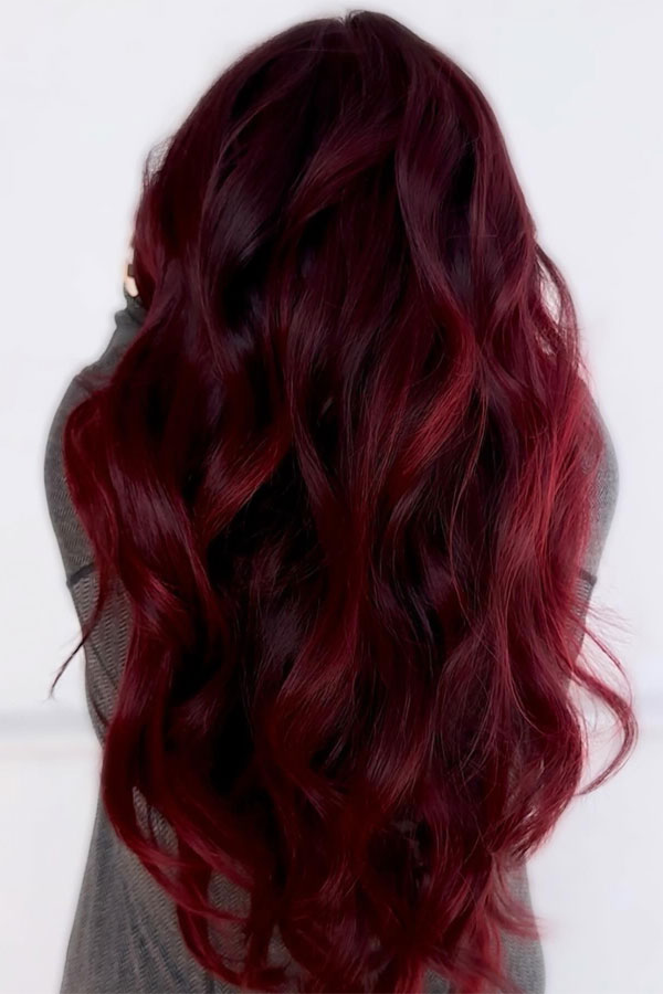 Tiefe burgunderrote lange wellige Frisur, tiefe rote Haarfarbe