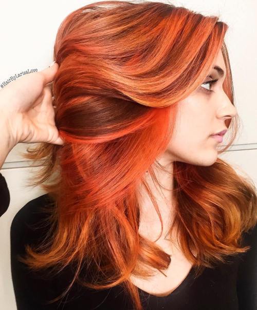 Kupferhaar mit orangefarbenen Highlights