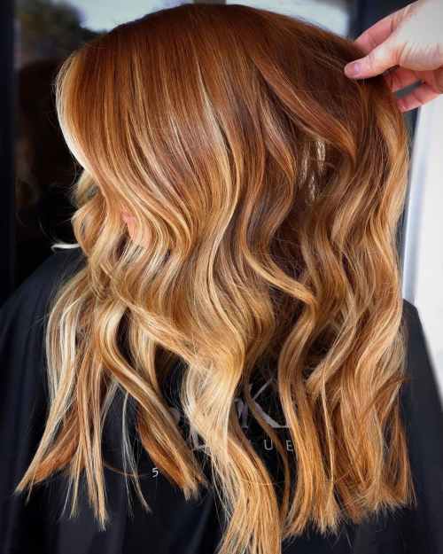 Ingwerhaar mit blonden Highlights