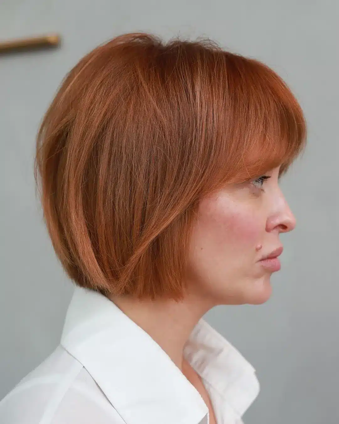 Zeitlose Eleganz: 35 schicke kurze Frisuren, um Ihren 40er -Jahre -Look zu erhöhen Rot-Retro-Bob-mit-Curtain-Bangs