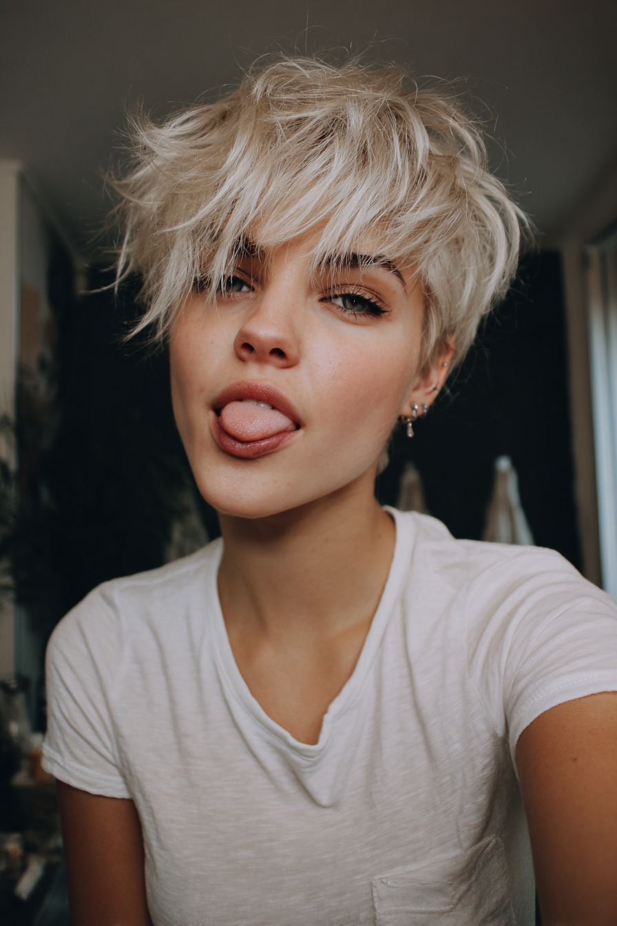 5. Ash Blonde Disheveled Pixie (Chaotische blonde Frisuren) – Unordentliche blonde Frisuren