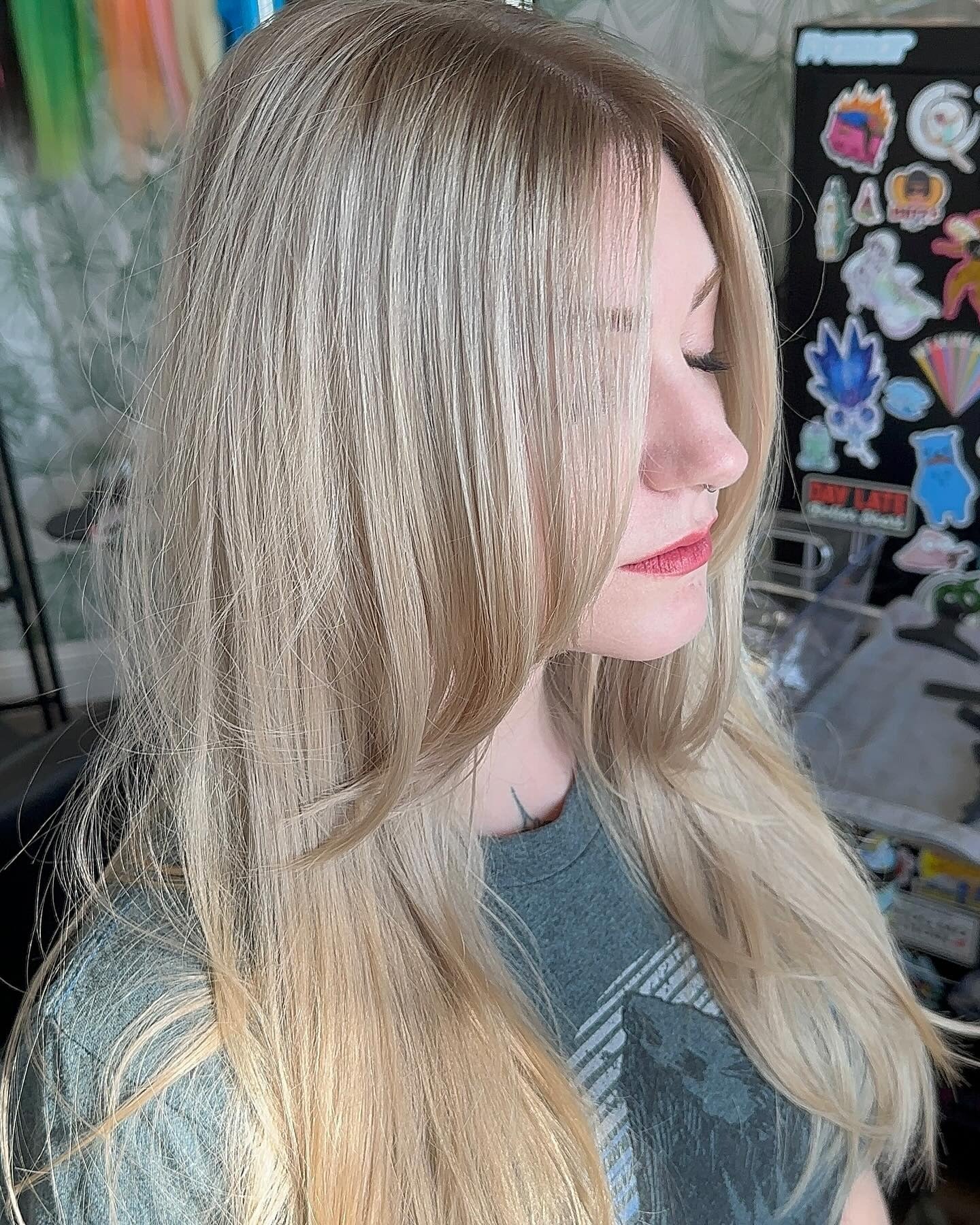 5. Aschblonde glatte Schichten (flauschige Frisuren)