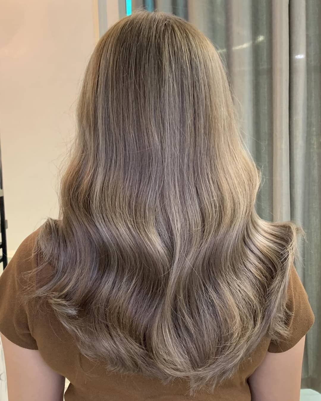 5. Aschenmilchentee Glühen mit sanften Wellen (Haarfarbe von Milch Tee)