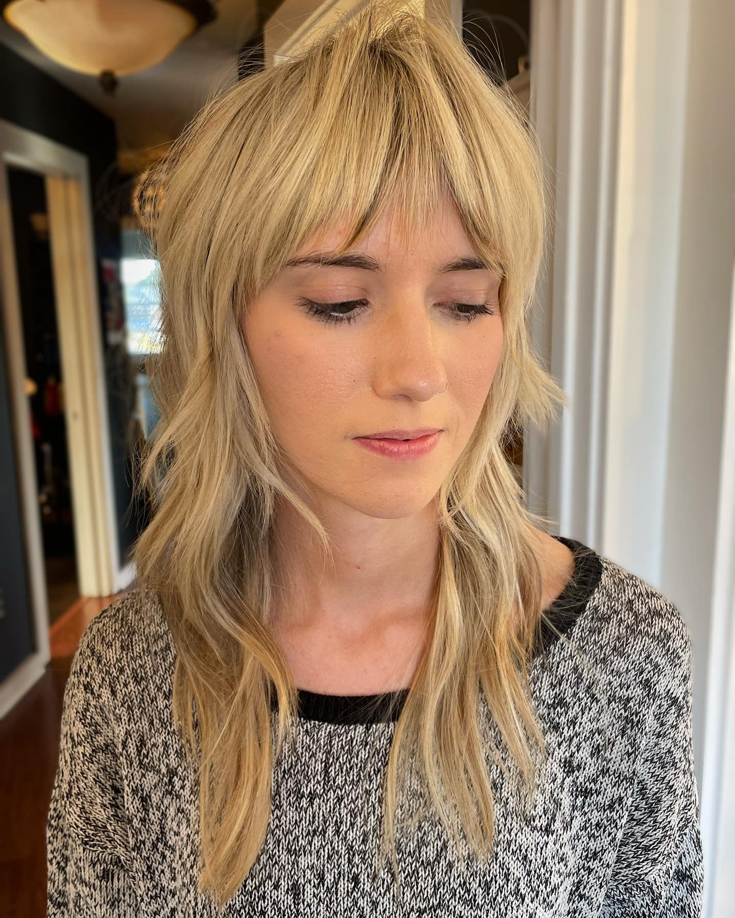 5. Beige Blonde Shag mit wispigen Schichten (mittelschichtter Shag)