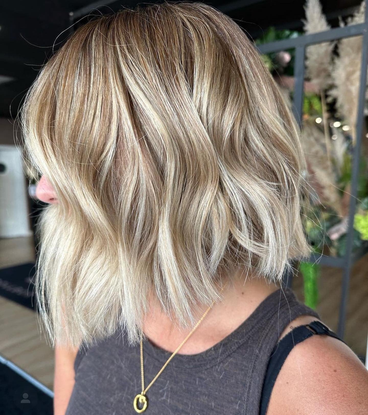 5. Beigeblond strukturierter abgehackter Bob (abgehackte Bob-Frisuren)