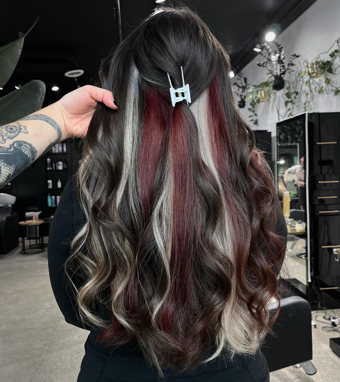 5. Schwarz und Burgund mit Perlenblondkontrast (rote Haare mit Highlights)
