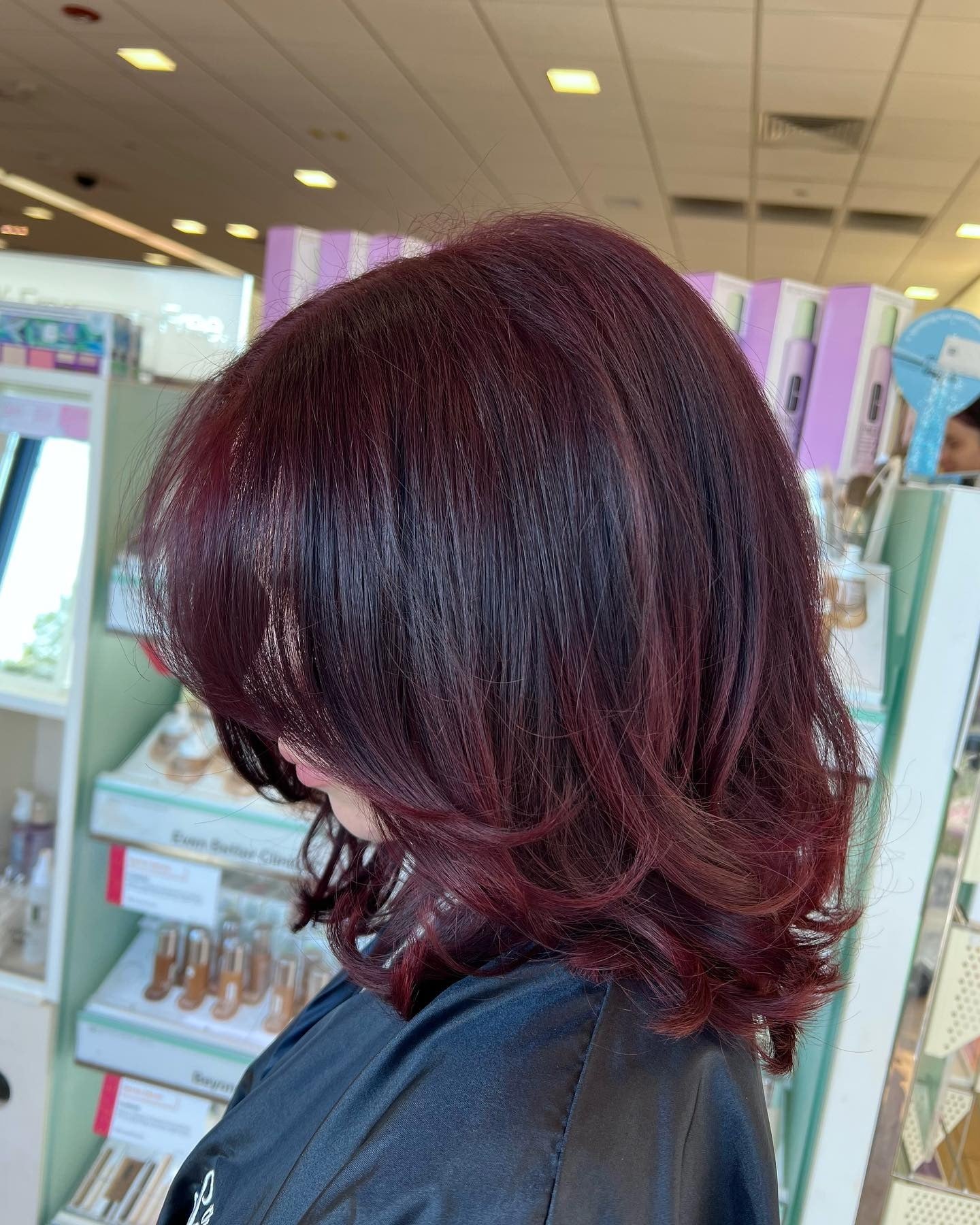 5. Blackberry Balayage mit gefiederten Enden (dunkelrote Haarfarbe)