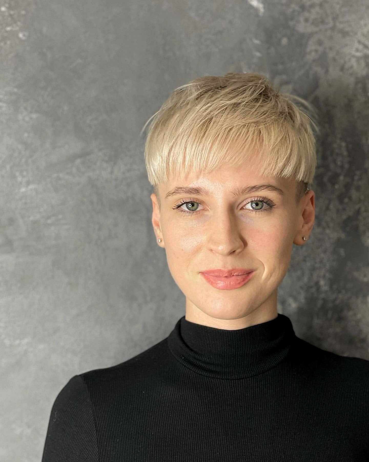 5. Blonde Bowl-inspirierte Pixie (Pixie-Frisuren mit Pony)