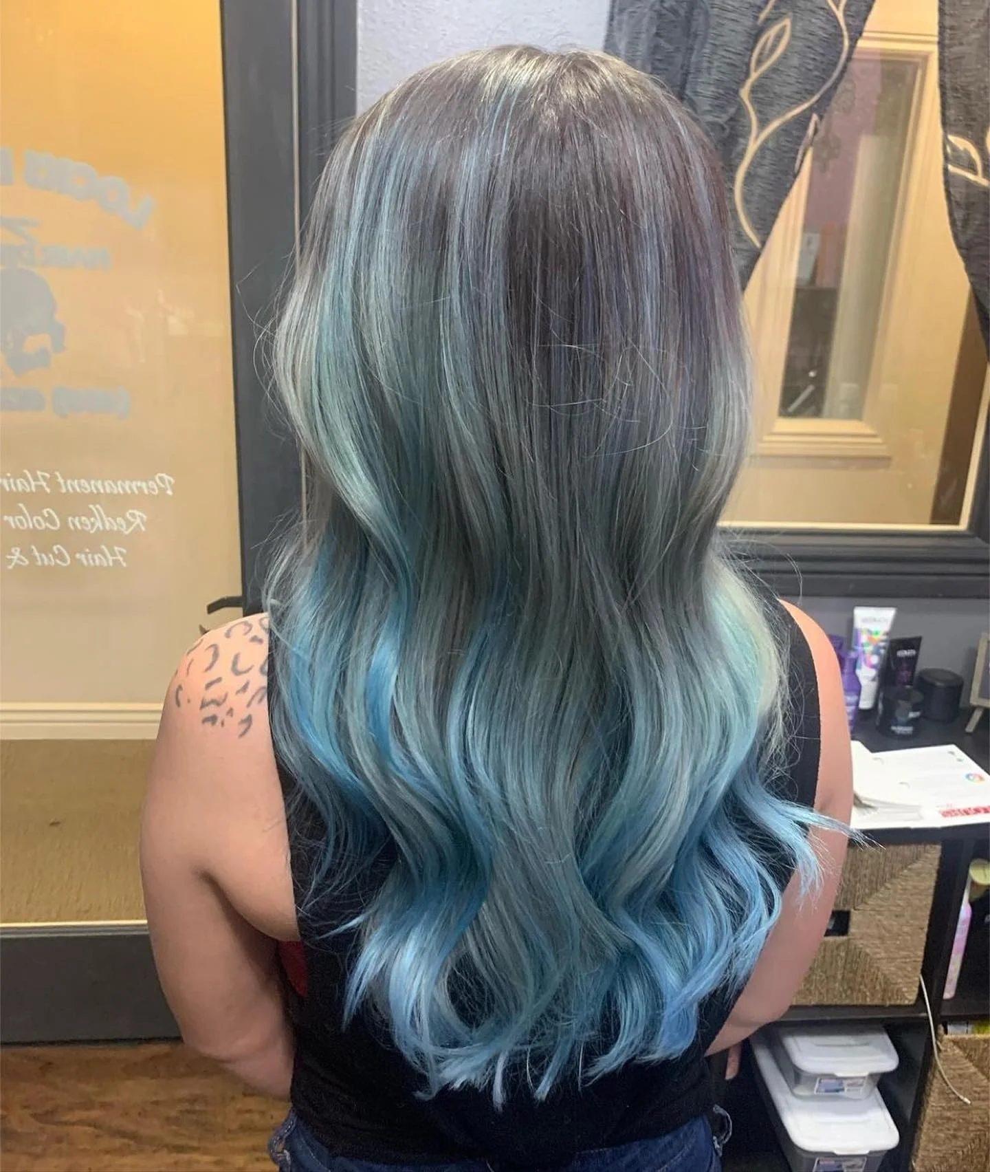 5. Blue Mist Ombre Curls (rauchblaue Haarfarbe)