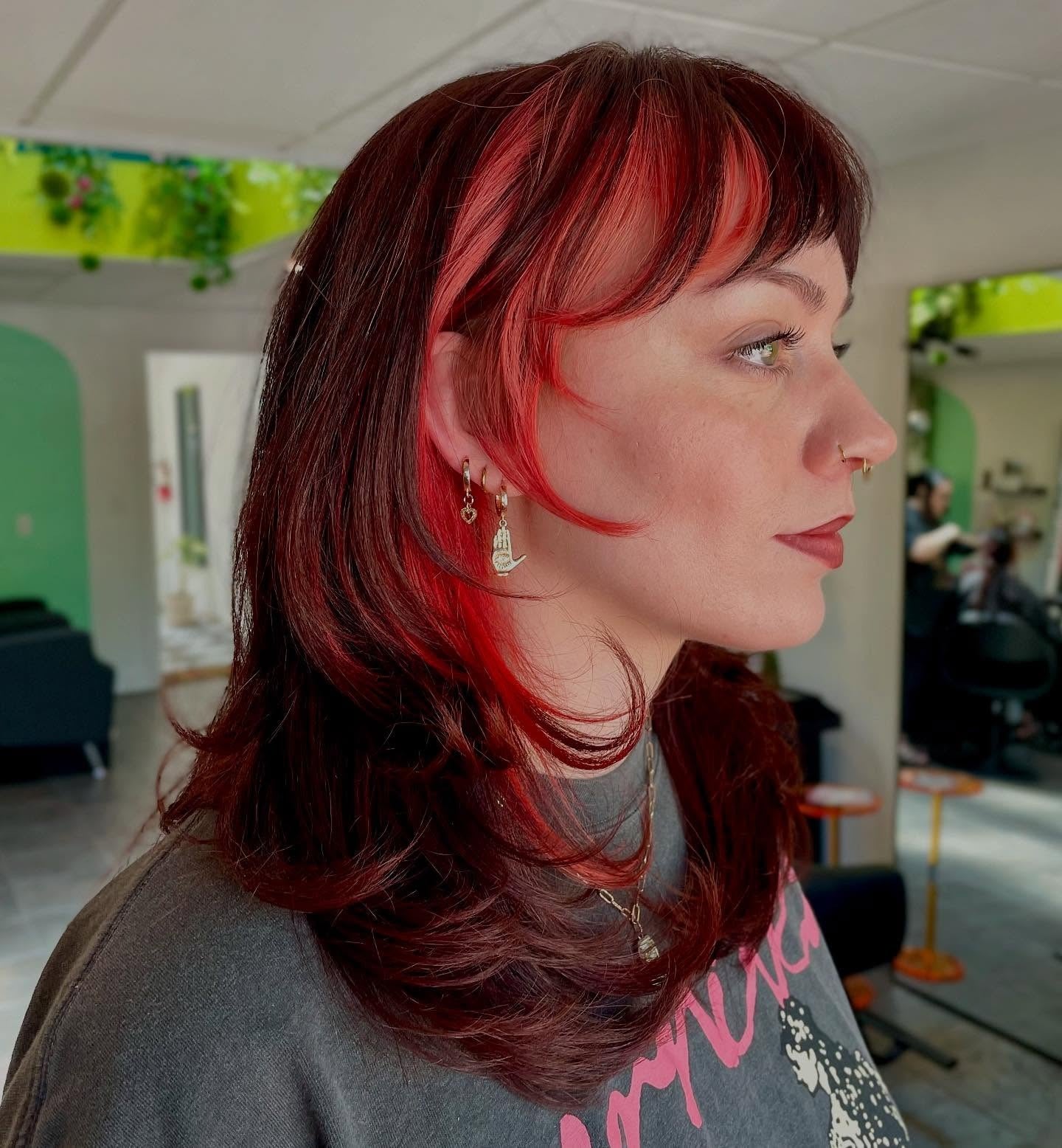 5. Fett rote Akzente auf dunkelschichtiger Schnitt (mittlere Haarschnitte mit Pony)