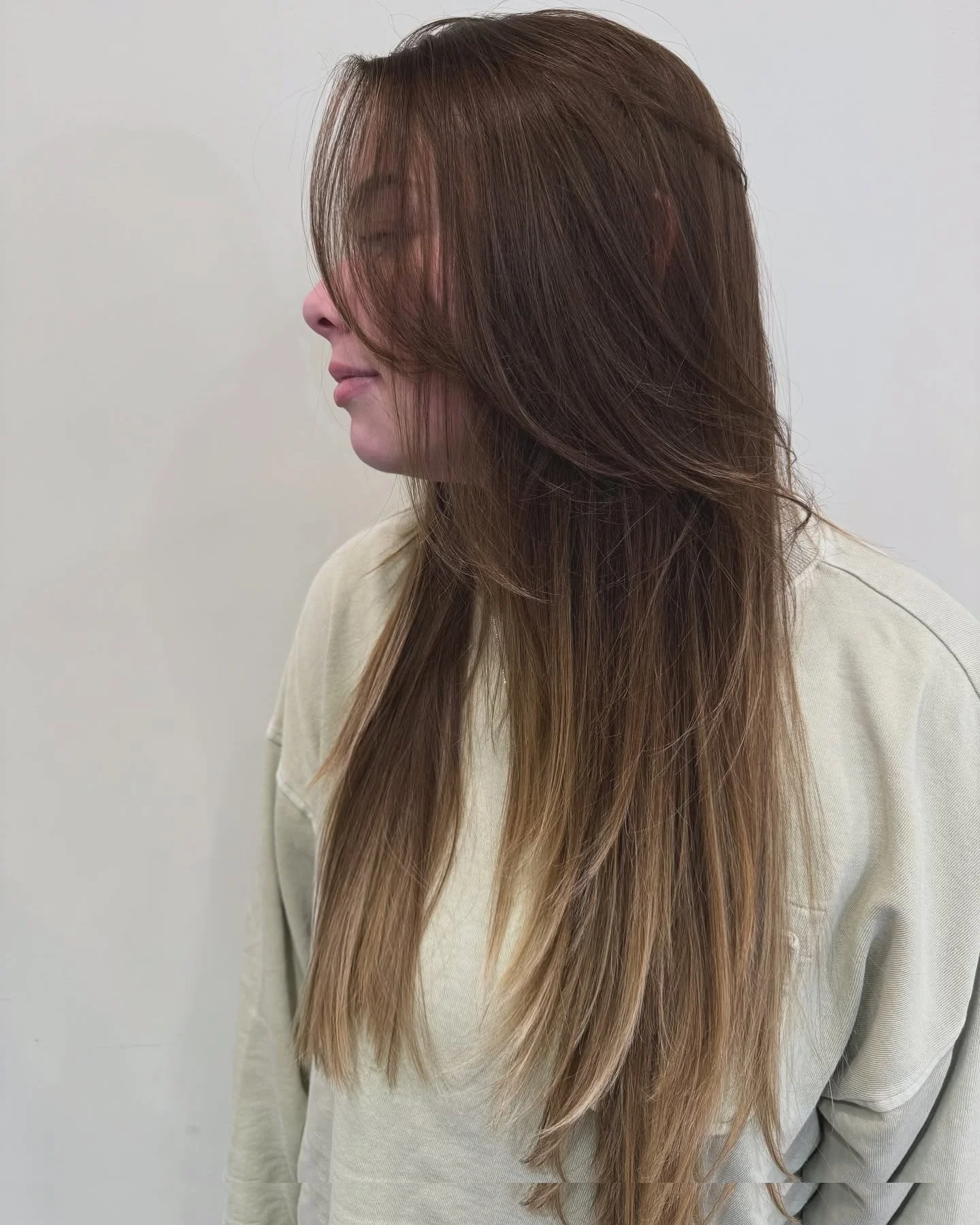 5. Gebräunte Brünette mit luftigen Gesichtsschichten (gerade Frisuren)