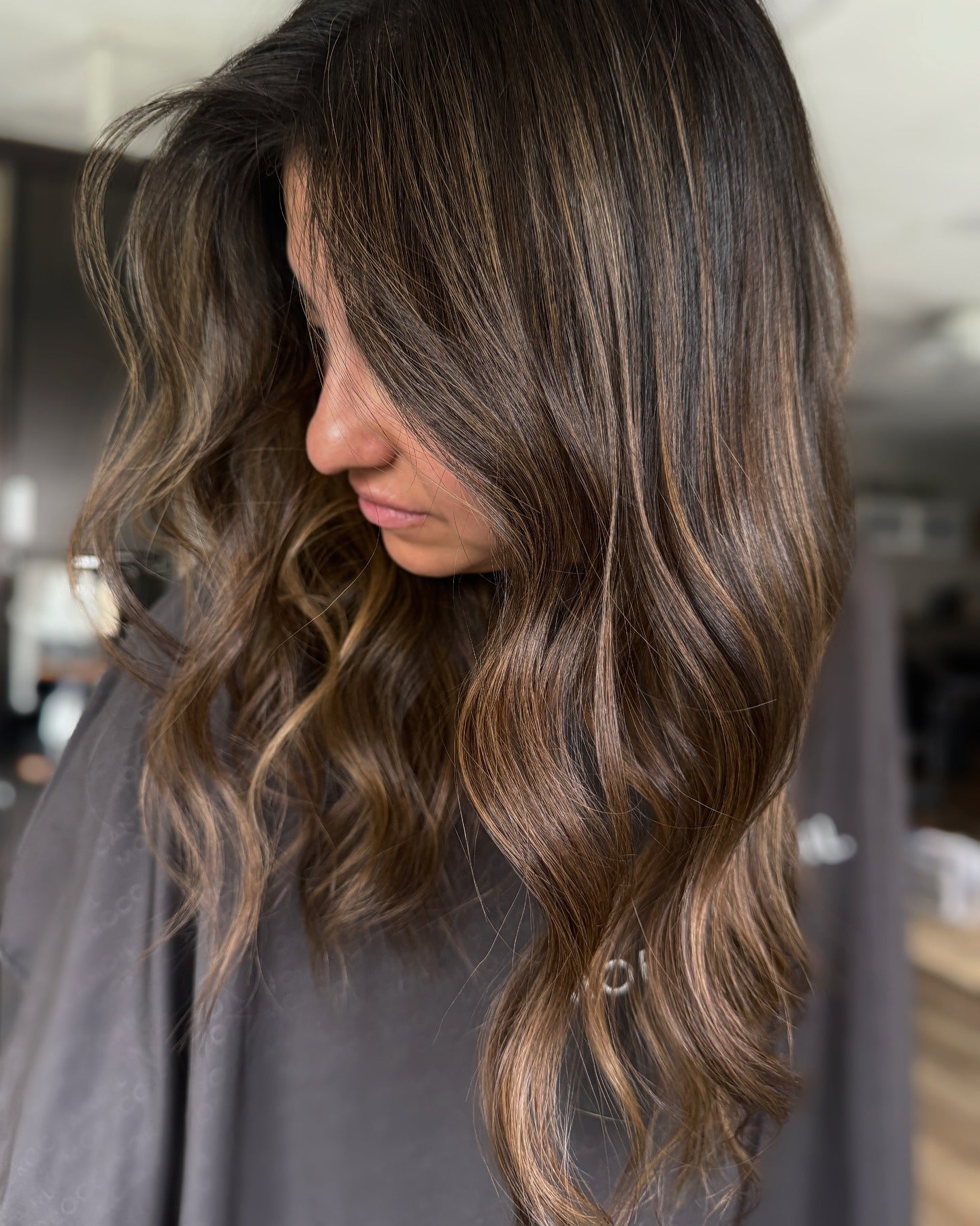 5. Brünette mit Karamellbändern (Brünette Haarfarbe)