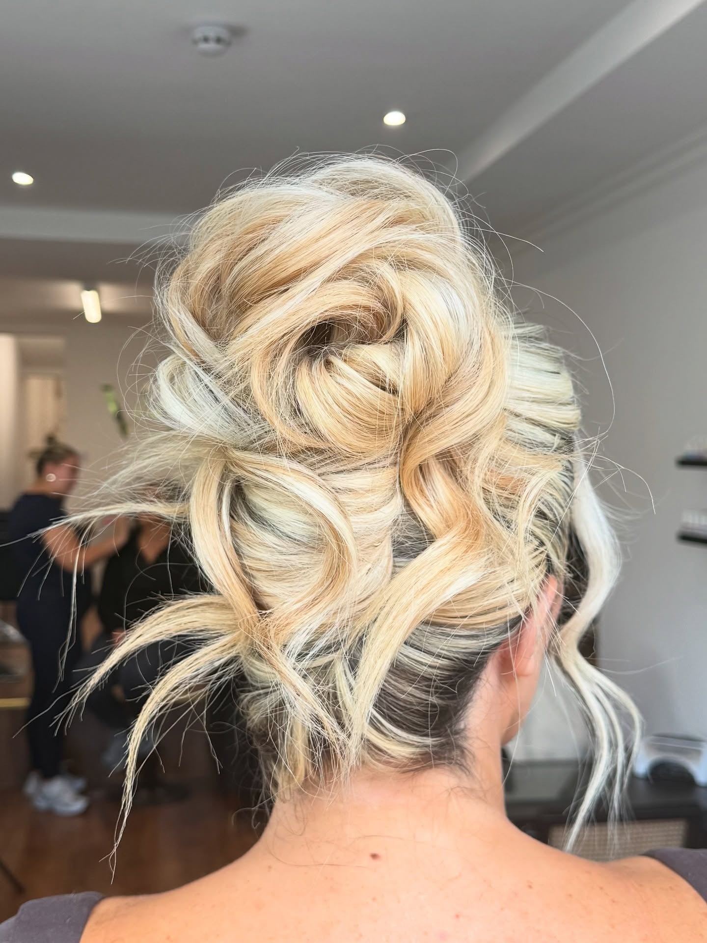 5. Butterblonder, strukturierter hoher Dutt (unordentliche Hochsteckfrisuren für mittellanges Haar)