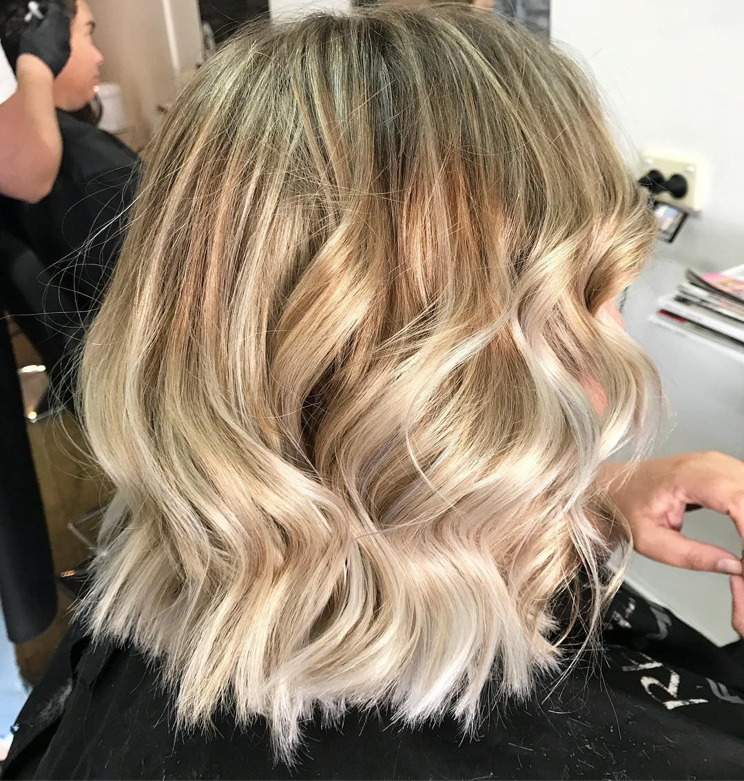 5. Butterblonder, gewellter Bob (kurzes, unordentliches Haar für Frauen)