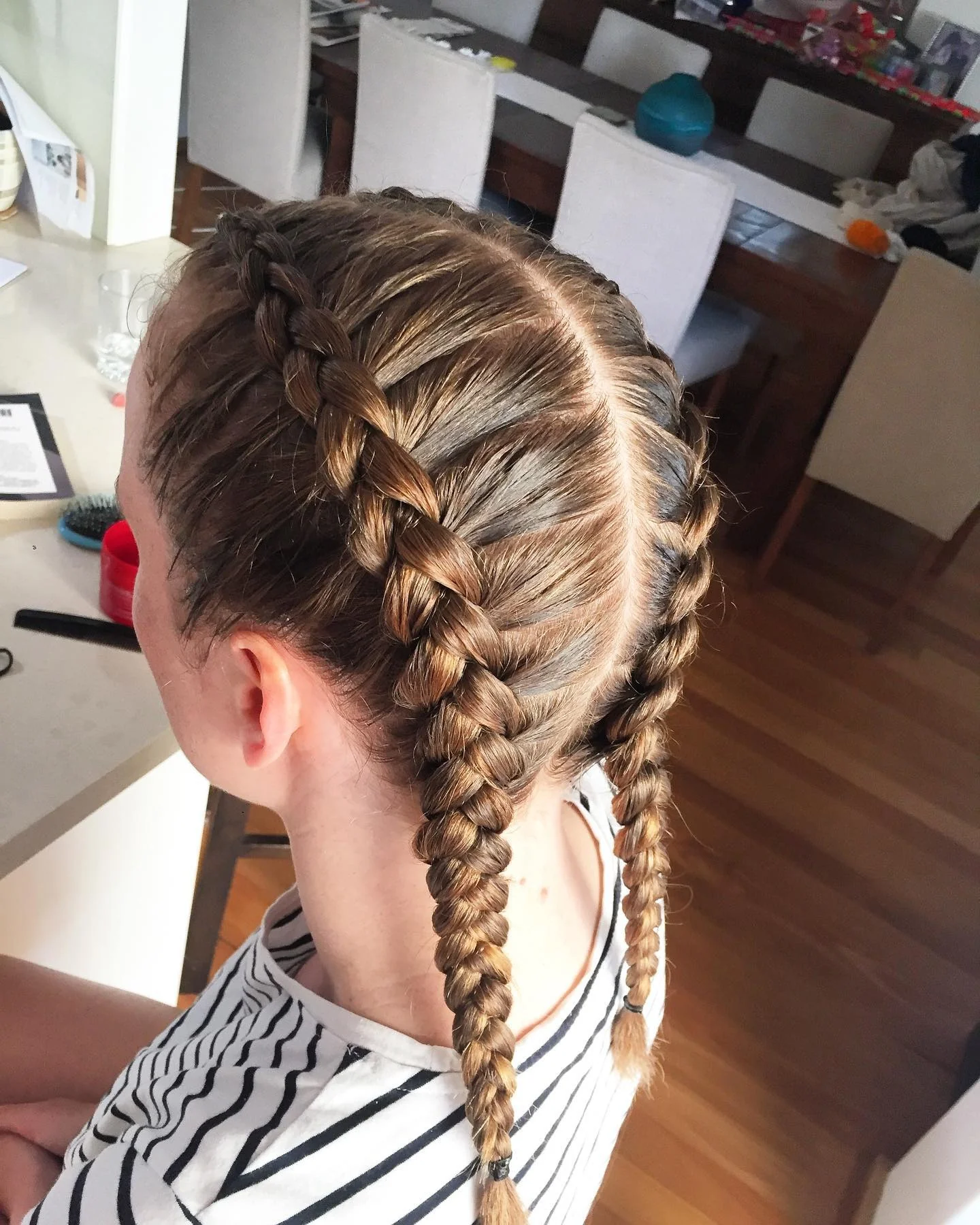 5. Karamellbraune Dutch Braids mit natürlichem Auftrieb (Double Dutch Braids)