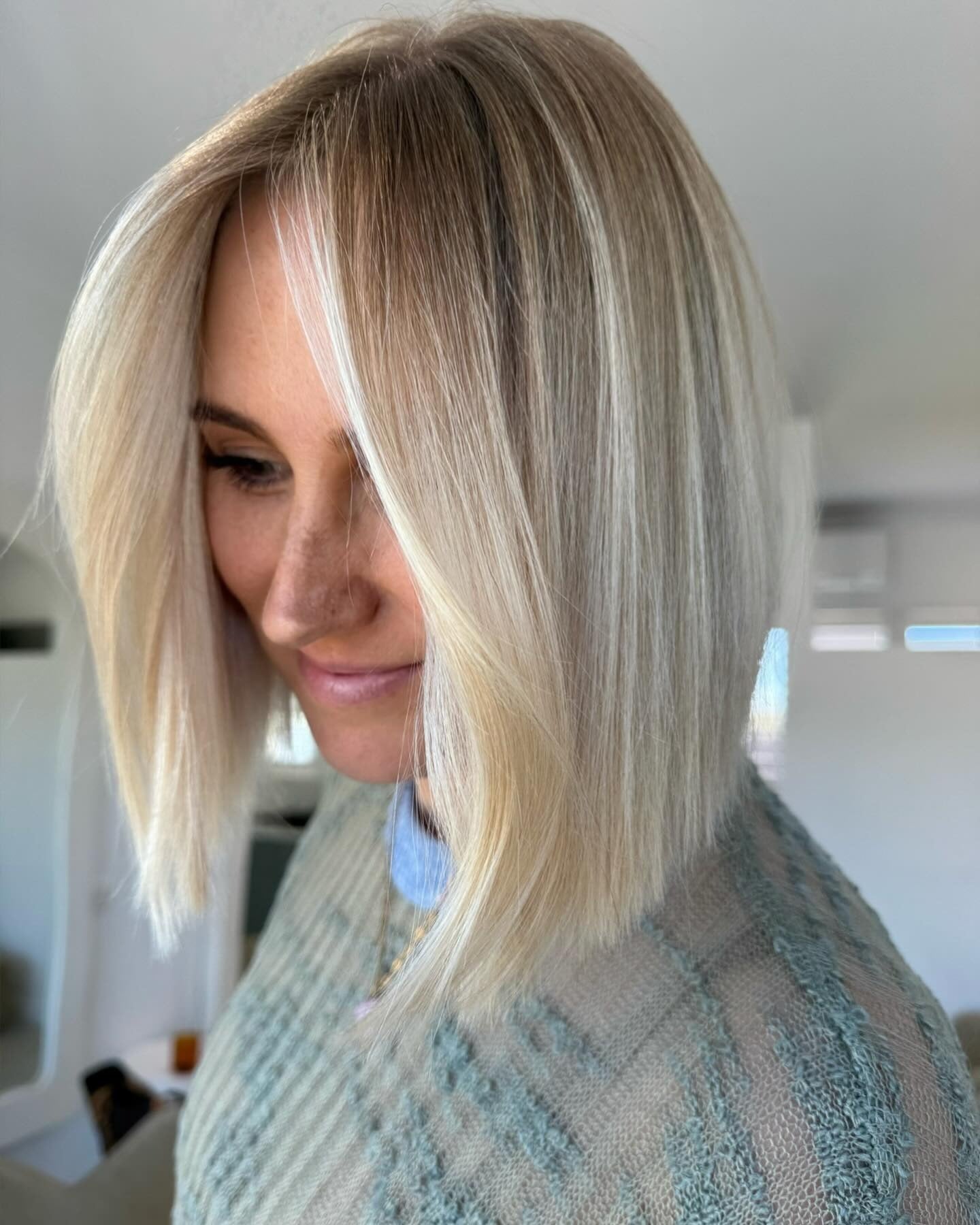 5. Schicker Icy Pearl Angled Bob (zerzauster Bob-Haarschnitt)