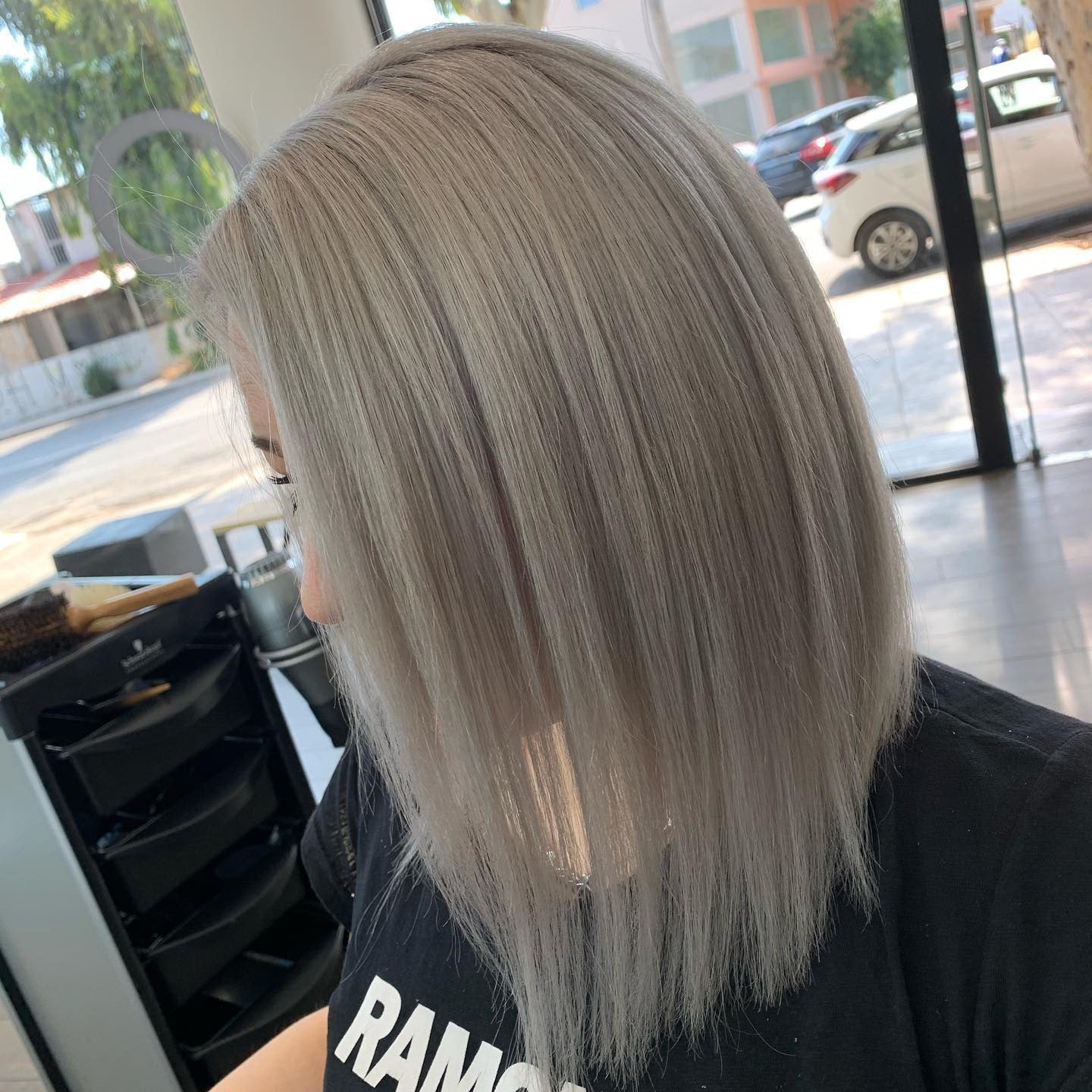 5. Chic Silver Blunt Lob (silberne Haarfarbe)