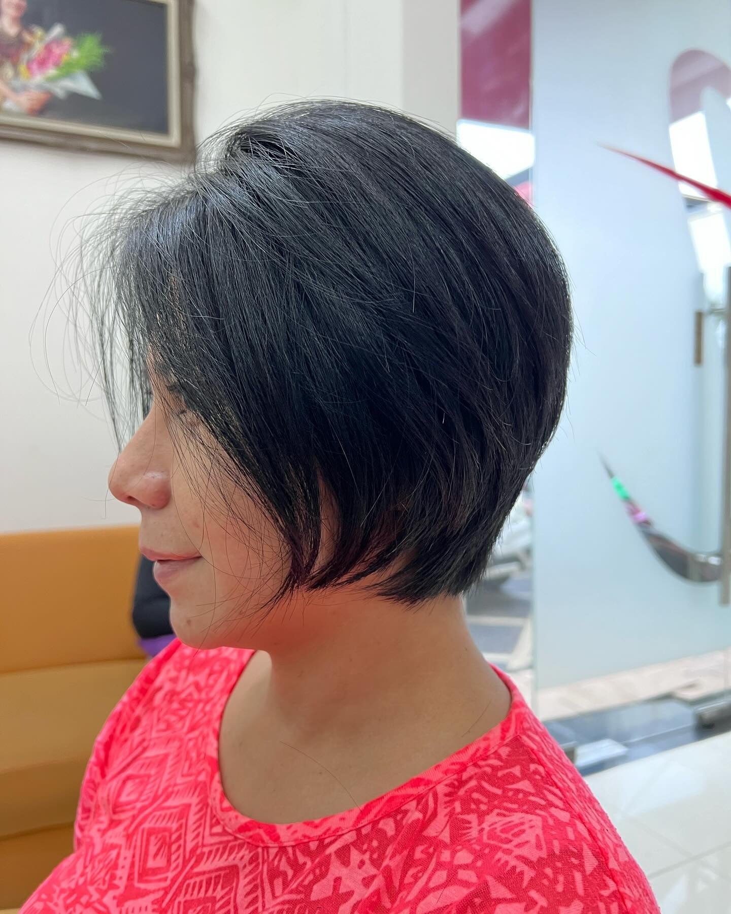 5. Kinnlänge schlanker Pixie Bob mit Jet Black Shine (Pixie Bob Haarschnitte)