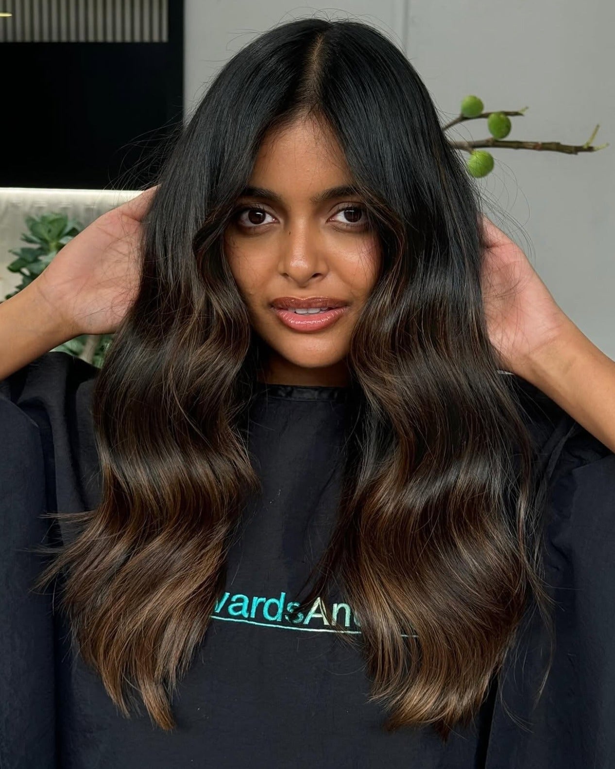 5. Schokoladen -Espresso mit subtilen Auburn -Tönen (blonde Haare mit dunklen Wurzeln)