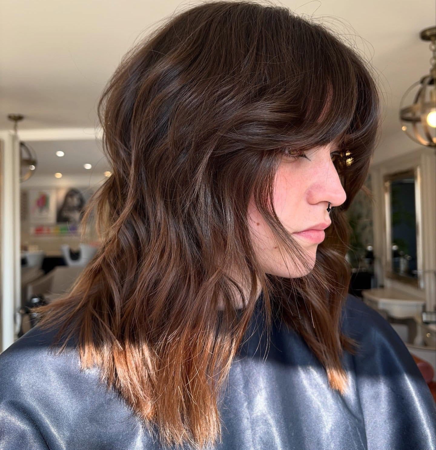 5. Schoko-Shag mit weichen, gewellten Schichten (mittellange, zottelige Haarschnitte)