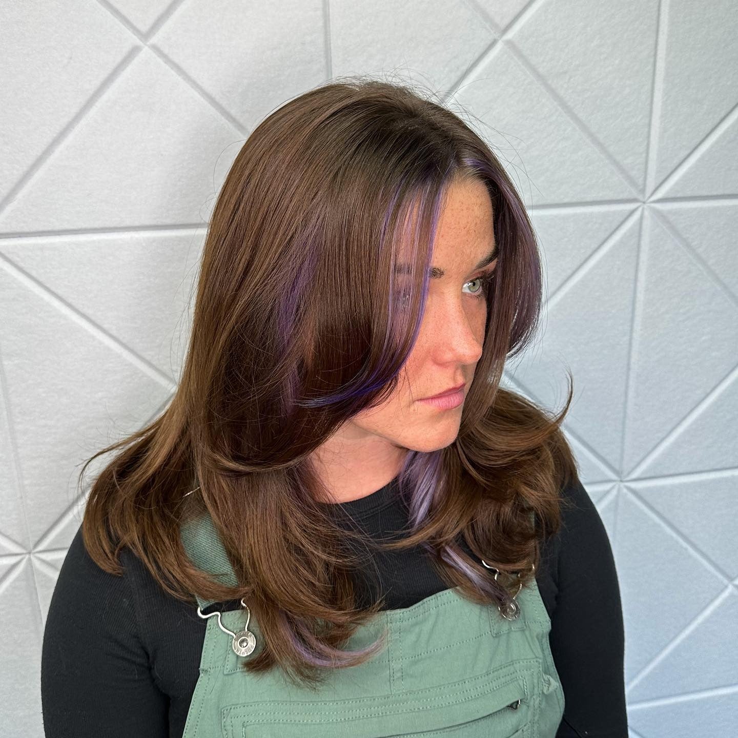 5. Schokoladenwolf geschnitten mit violetten Akzent -Highlights (Wolfshaarschnitte)