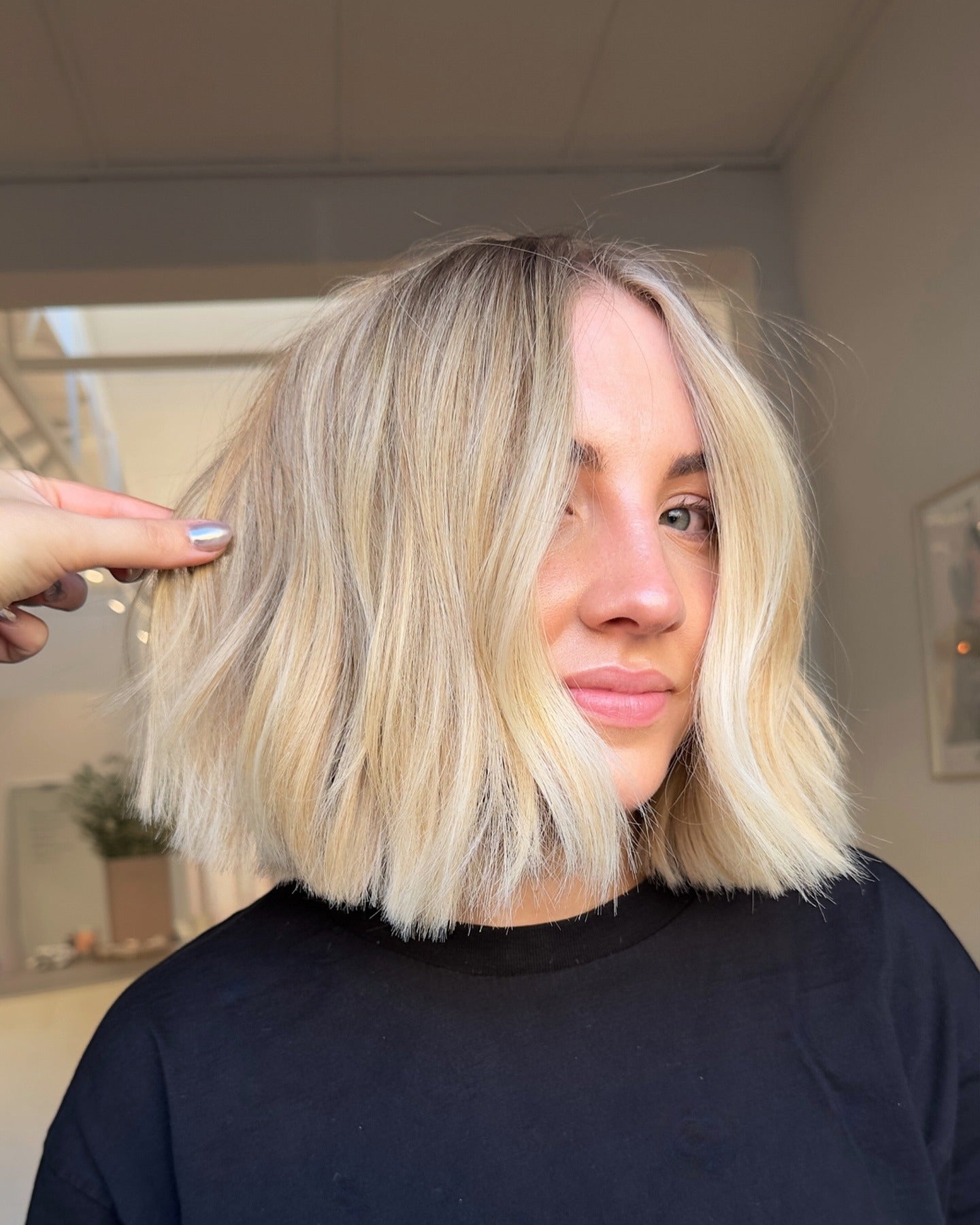 5. abgehackte eisige blonde Bob mit Wurzelschatten (mittlere Bob -Haarschnitte)