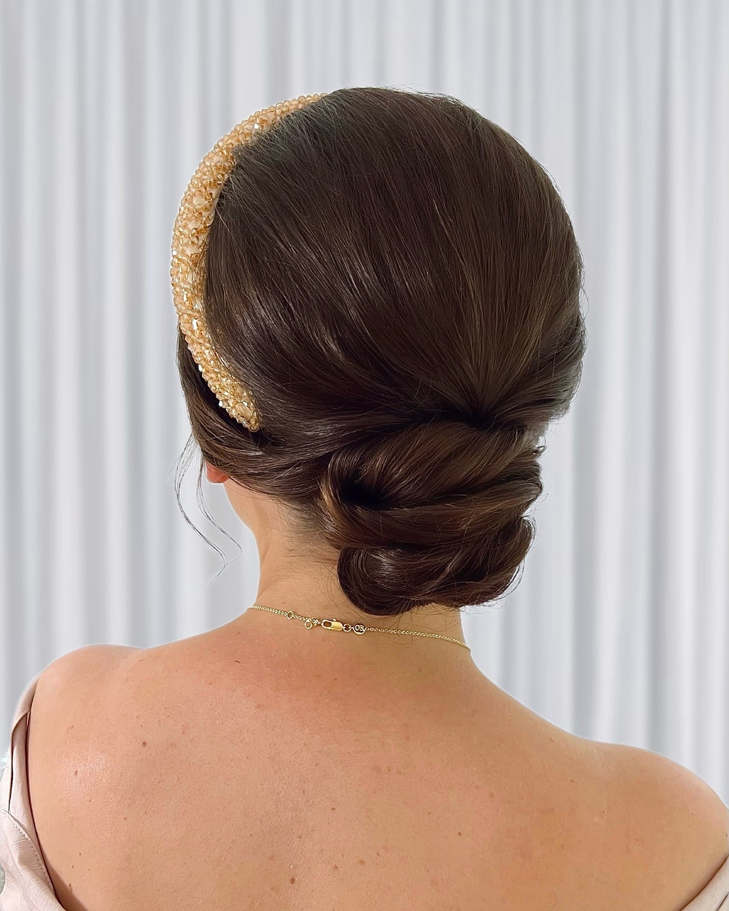 5. Klassischer Chignon mit Perlenstirnbandakzent (einfache Frisuren)