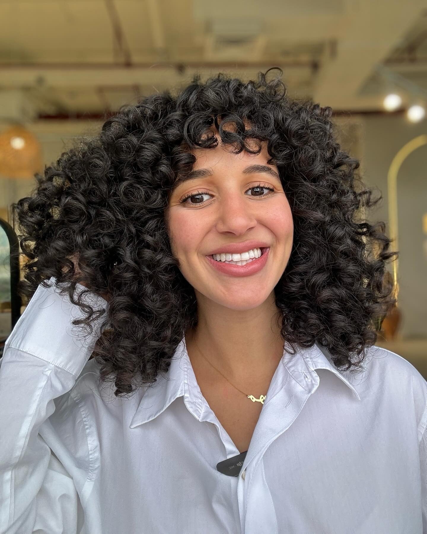 5. Classic Chin-Länge Curly Bob mit Vorhangrand (kurze lockige Frisuren)