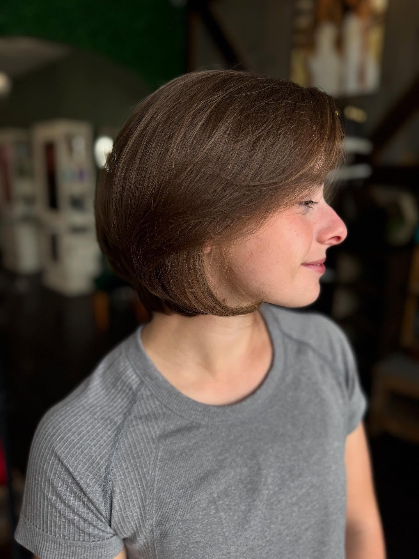 5. Klassiker abgerundeter französischer Bob in warmer Brünette (französisches Bobhaar)