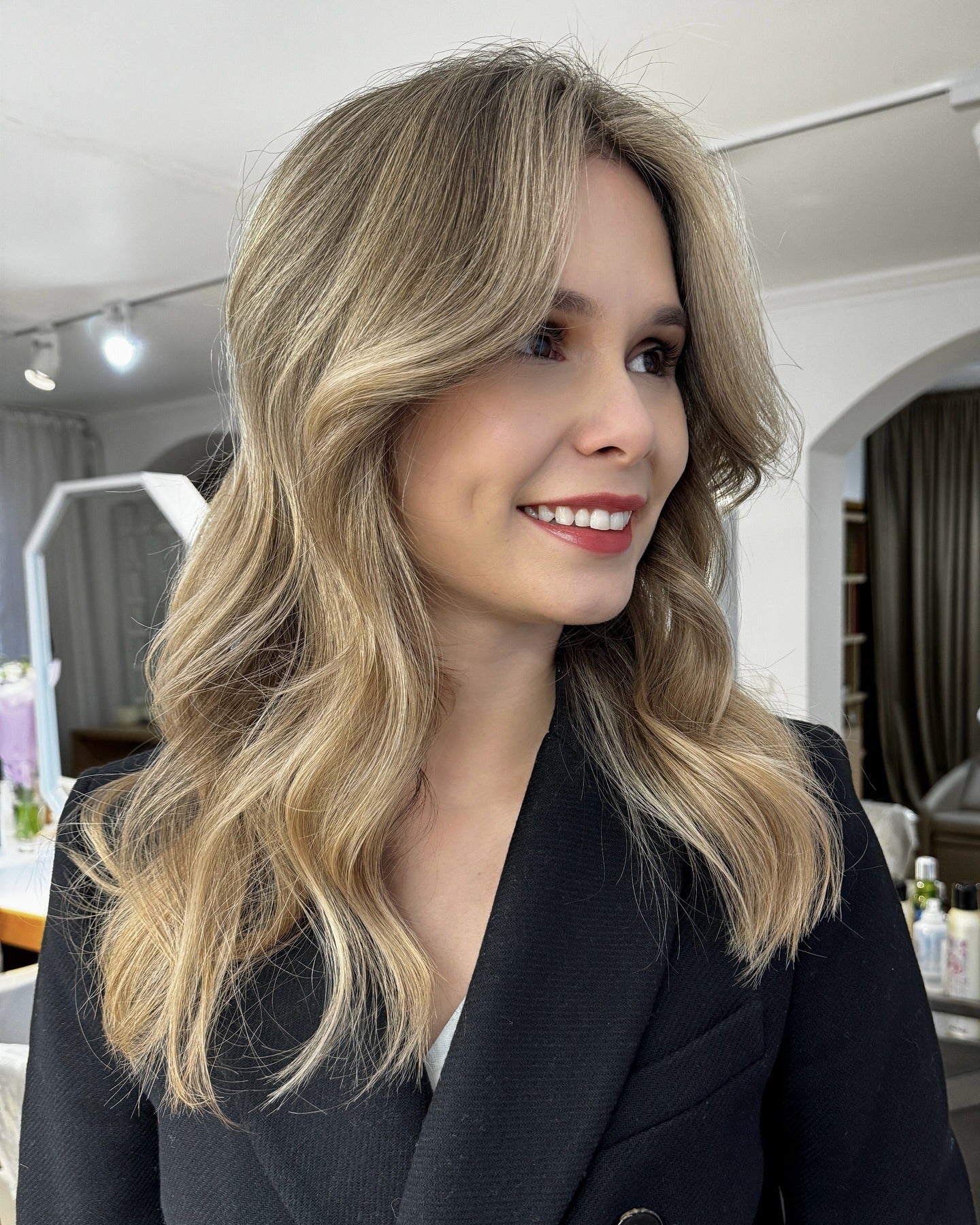 5. Klassiker sandblonde Blowout (sandige Haarfarbe)