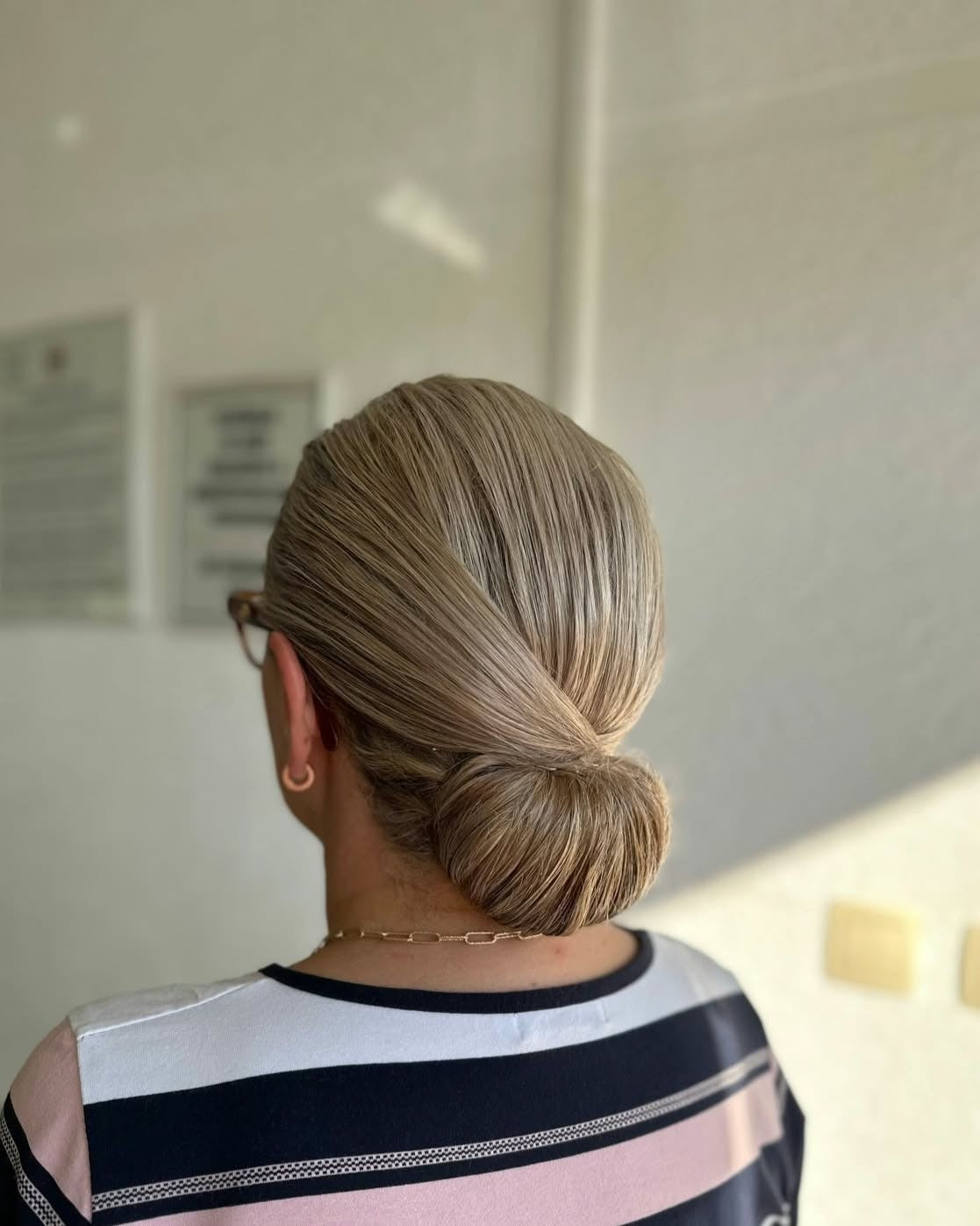 5. Klassisches schlankes, niedriges Brötchen - Platinblond (formelle Frisuren)