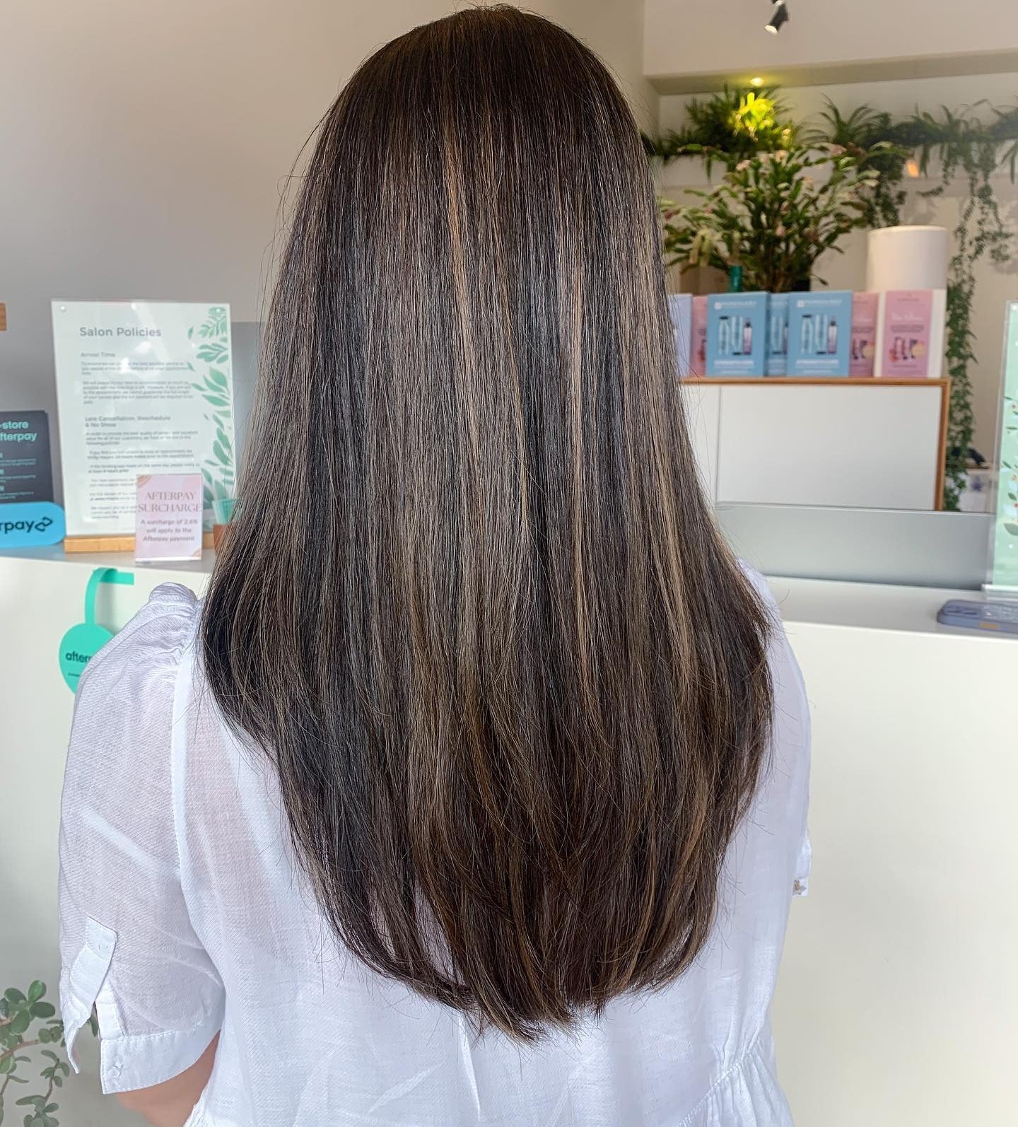 5. Klassiker gerade geschnitten mit subtiler Bronzemischung (dunkelbrauner Balayage)