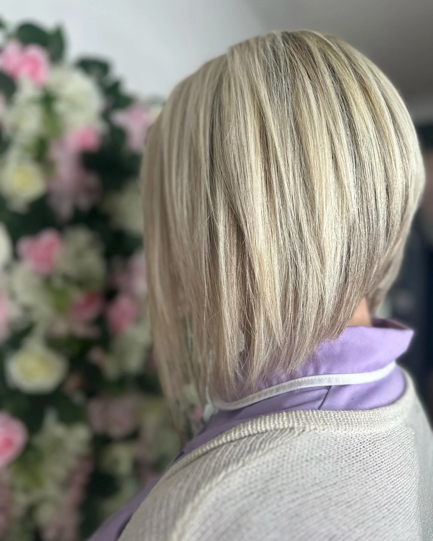 5. Cooler blonder, abgewinkelter umgekehrter Bob (umgekehrte Bob-Frisuren)