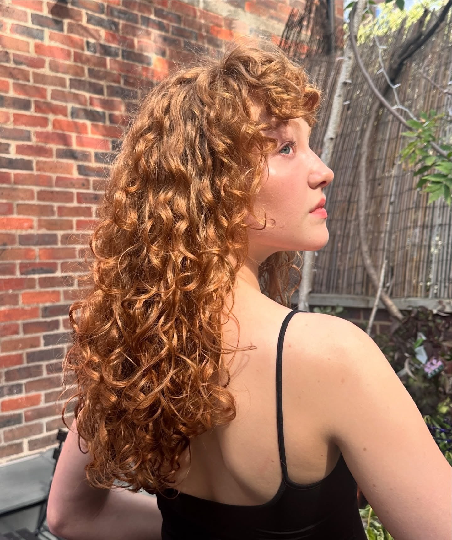 5. Copper Curly Perm mit weichen Pony (Perm Frisuren)