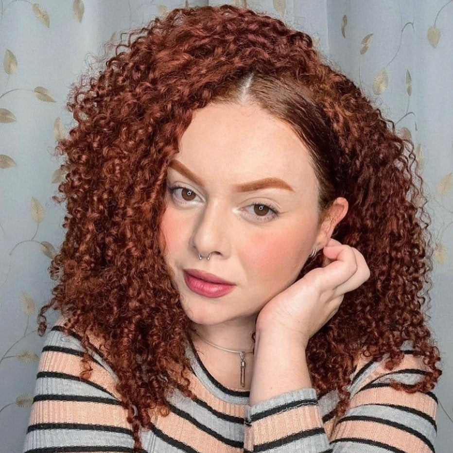 5. Copper Spice Curls mit seitlichem Volumenschwung (lockiges, flauschiges Haar)