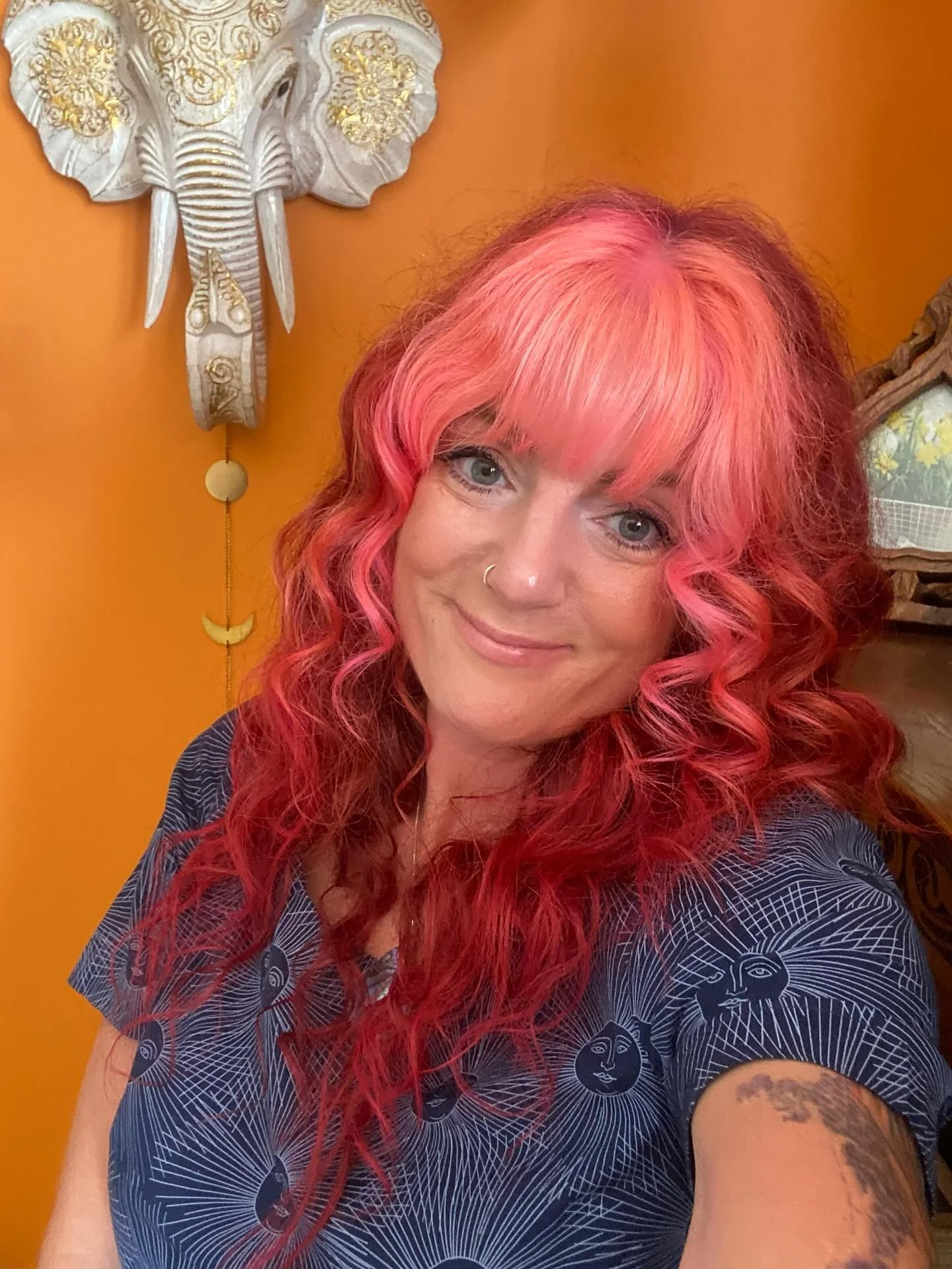 5. Korallrosa lockiger Fransenschnitt (rosa Haarfarbe)