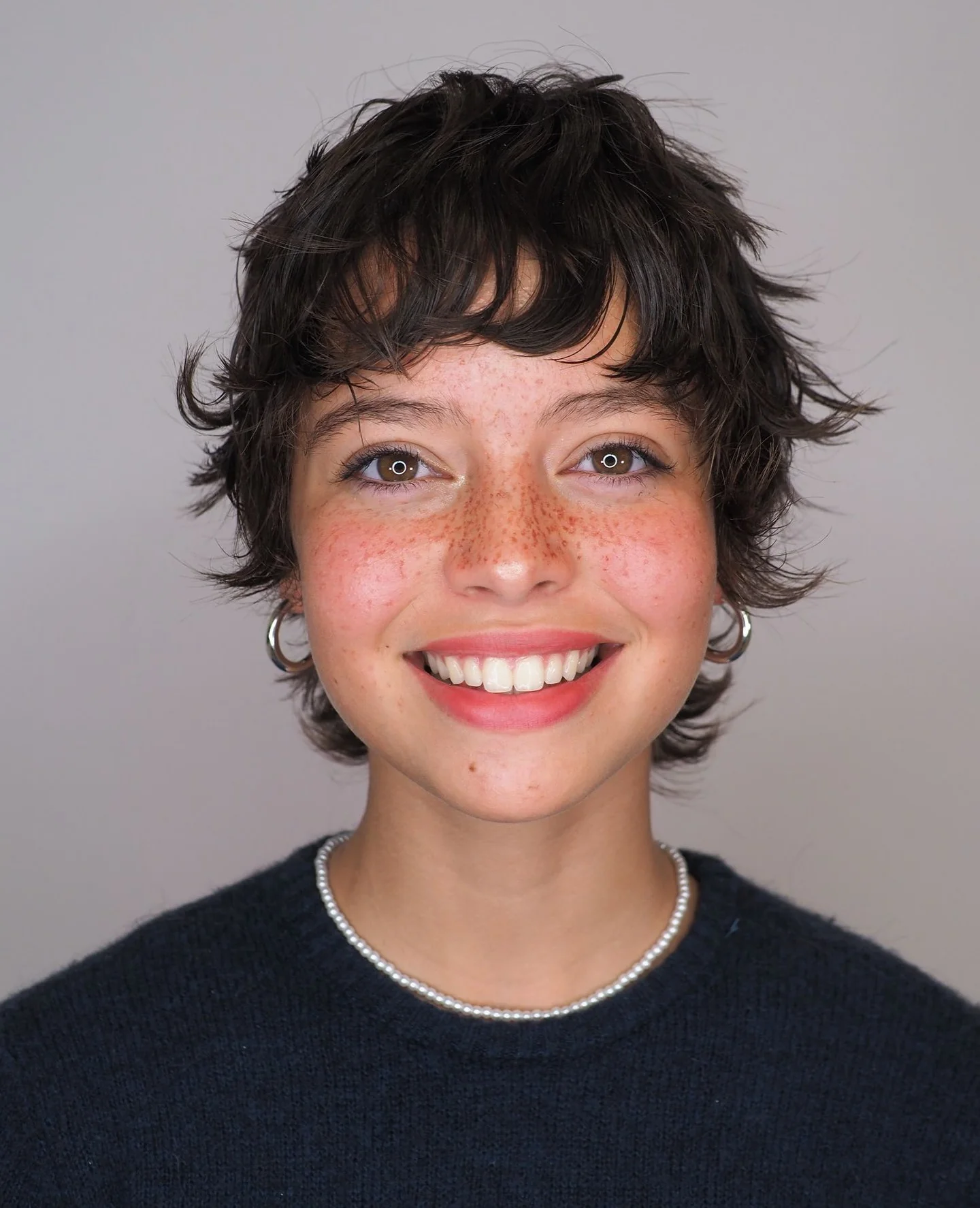 5. Lockiger, brünettes Pixie-Shag mit Fransen-Detail (geschichtete Pixie-Frisuren)