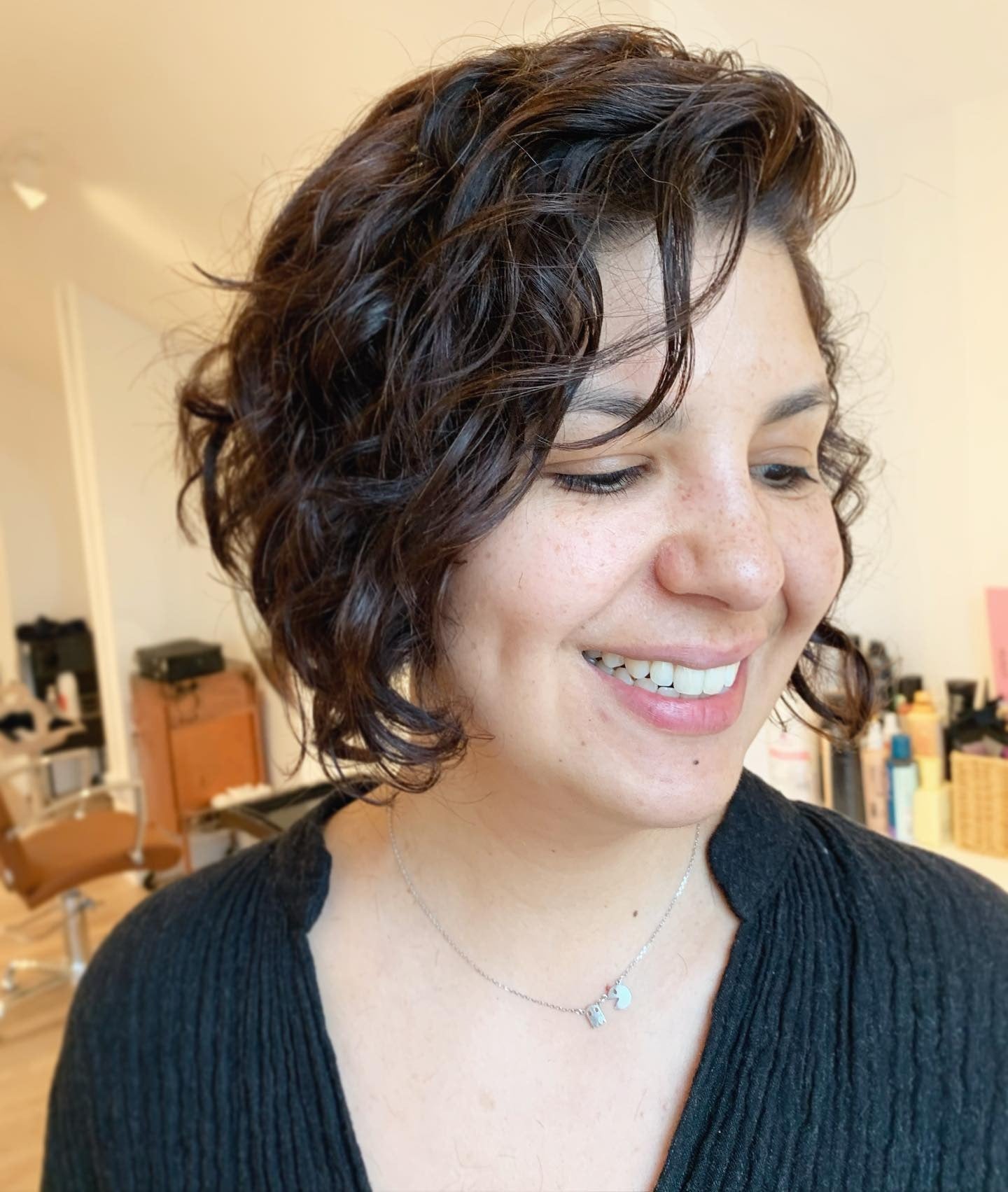 5. Curly Espresso Bob mit Side Sweep (Wavy Bob Hair)