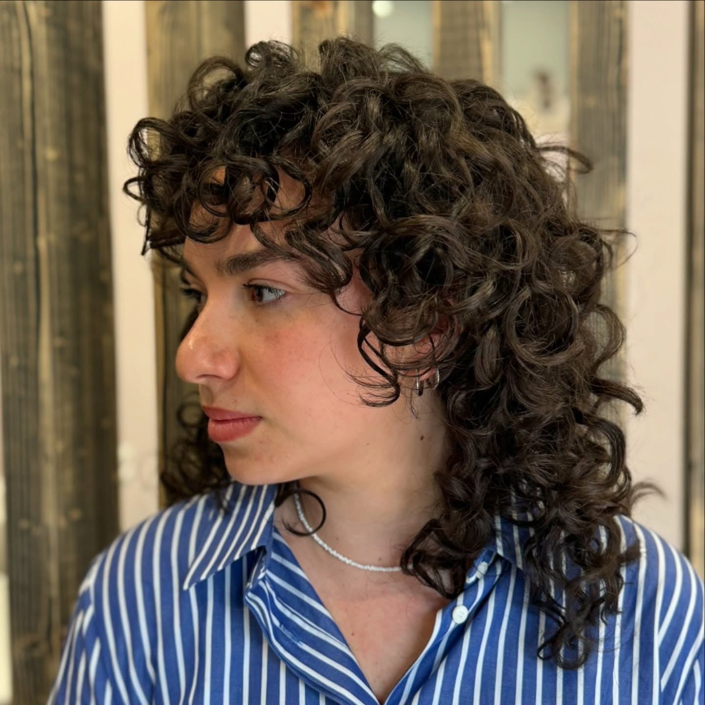 5. Curly Wolf geschnitten mit Rahmenfransen (lockerer Wolfshaarschnitt)