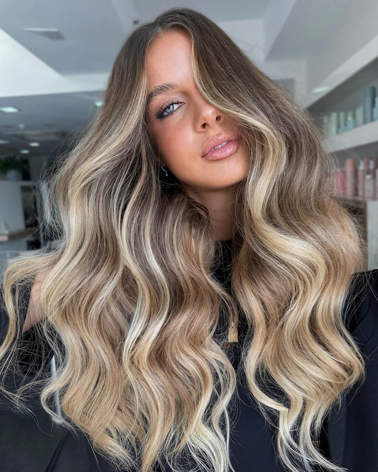 5. Dimensional Beige Blonde Wellen (hellbraunes Haar mit Highlights)